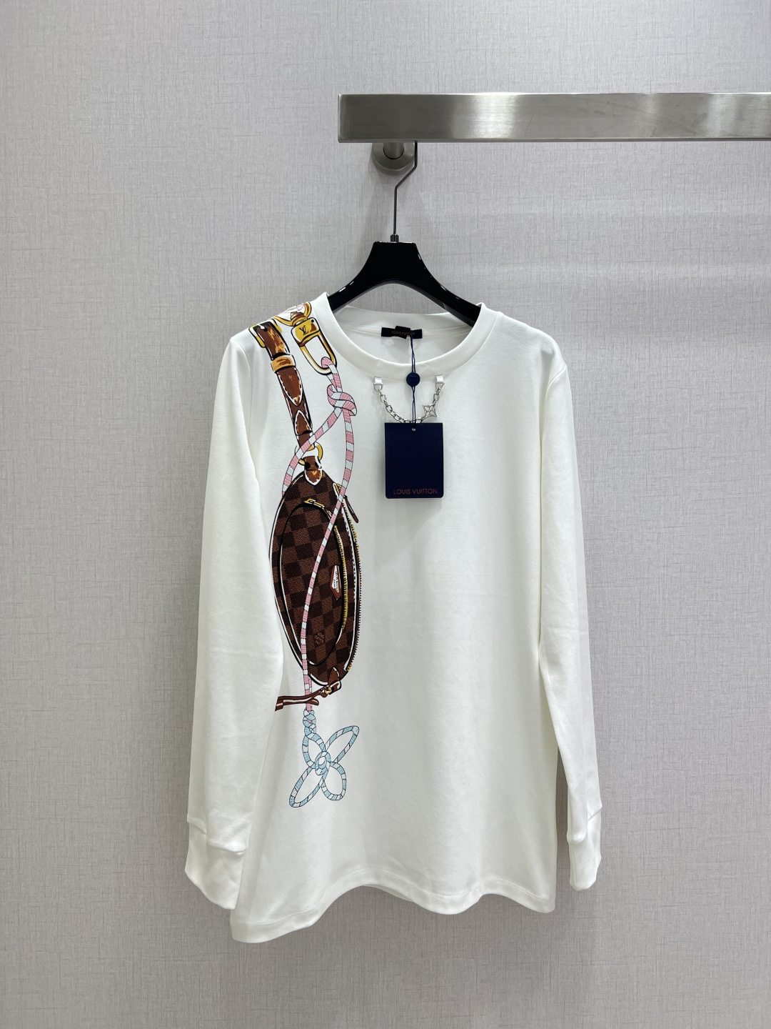 NO:568699,Highly recommended LV*2025 new autumn and winter chain round neck printed long-sleeved top  Customized YB twill cotton material, breathable and comfortable, full of texture, regular long-sleeved tops cut to highlight the brand style, made of heavyweight pure cotton, full of drape, showing a slimming visual effect. The printing process is used to restore the color on the chest, and the key colors are highlighted  The leather bag has a three-dimensional outline with hand-painted jacquard patterns, interspersed with four-leaf clover patterns. The style echoes the letter chain engraved on the neckline and extends to the back shoulder, making the fashion and high-end sense immediately appear, creating a fashionable and relaxed personality. It can be worn alone or worn inside. One color  SML code high quality ABC, louis vuitton, alexander wang19860909强烈推荐 LV*2025秋冬新款 链条圆领印花长袖上衣 定制YB斜纹全棉材质,透气舒适,质感十足,常规长袖上衣裁剪,凸显品牌格调,采用克重纯棉制成,垂坠感十足,呈现显瘦视觉效果.胸前利用印花工艺还原色彩,重点色打造手绘提花图样的皮包外轮廓立体感,穿插四叶草图案,风格与领口印刻字母链条呼应,延伸至后肩膀,让时尚高级感立刻显现,打造个性时髦松弛,单穿内搭都出彩时髦.一个色 SML码 高品质ABC,,louis vuitton,alexander wang,Women's clothing