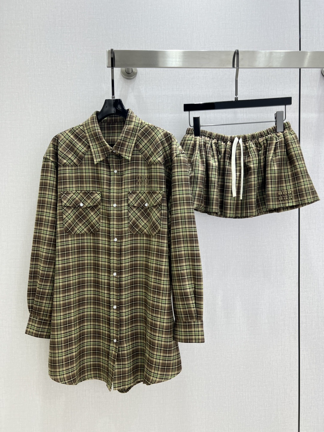 NO:568724,Highly recommended MIU*2025 new autumn and winter embroidered letter lapel plaid shirt plaid drawstring embroidered skirt separate batch | Exclusive yb development!  High quality production!  New college-style pattern products are here again, with a series available, making it easy to create the same color outfit with a full sense of luxury~ Button-down shirt with pointed collar, three-dimensional logo letter embroidery on the chest to highlight the style, 1:1 custom-made single-breasted front placket, paired with a pleated skirt of the same color, it is very miu, it is also very suitable for small girls, the drapey straight version is not unflattering, the upper body is young and fashionable, and the girlish look is instantly revealed!  One color SML code high quality shirts,,miumiu,skirts,shirts,alexander wang19860909强烈推荐 MIU*2025秋冬新款 刺绣字母翻领格子衬衫格子抽绳刺绣半裙 分开批 丨独家yb开发！高版出品！学院风格纹新品又来啦,一系列都出啦,轻松打造同色系穿搭高级感满满~系扣衬衫尖领,胸口立体logo字母刺绣凸显格调,1:1开模定制单排扣前襟,搭配同色百褶裙就非常的miu,小个子妹子也超级合适,垂坠直筒版型又不会挑人,上身年轻又时髦,少女感一下子就出来了！一个色 SML码 高品质衬衫,,miumiu,skirts,shirts,alexander wang,Women's clothing