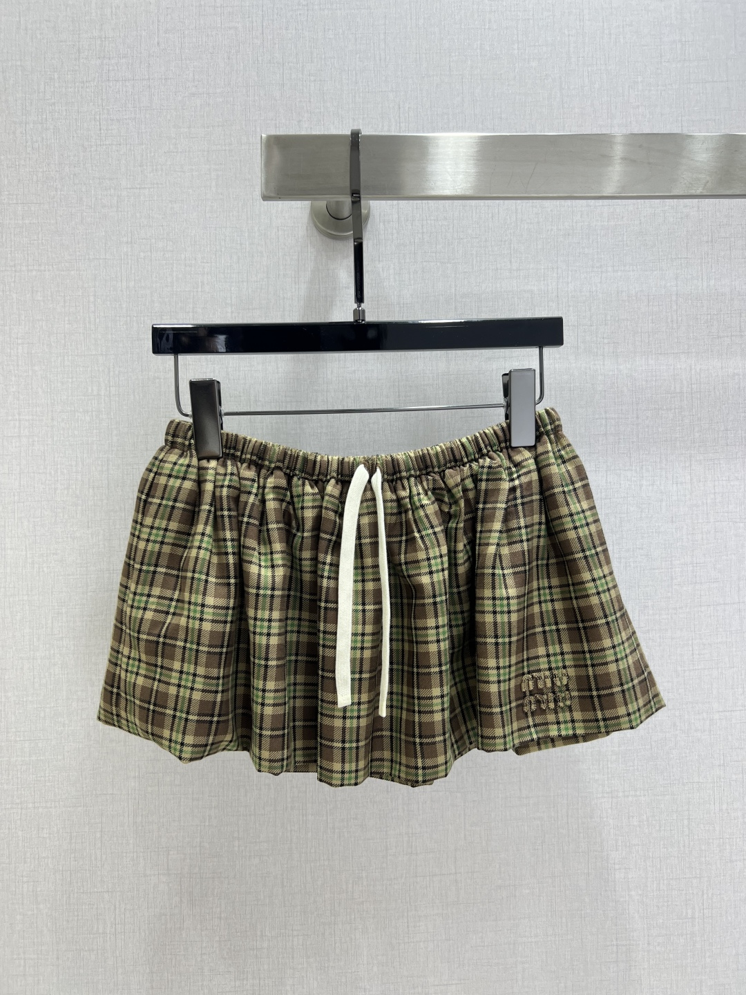 NO:568717,Highly recommended MIU*2025 new autumn and winter embroidered letter lapel plaid shirt plaid drawstring embroidered skirt separate batch | Exclusive yb development!  High quality production!  New college-style pattern products are here again, with a series available, making it easy to create the same color outfit with a full sense of luxury~ Button-down shirt with pointed collar, three-dimensional logo letter embroidery on the chest to highlight the style, 1:1 custom-made single-breasted front placket, paired with a pleated skirt of the same color, it is very miu, it is also very suitable for small girls, the drapey straight version is not unflattering, the upper body is young and fashionable, and the girlish look is instantly revealed!  One color SML code high quality,,miumiu,skirts,shirts,alexander wang19860909强烈推荐 MIU*2025秋冬新款 刺绣字母翻领格子衬衫格子抽绳刺绣半裙 分开批 丨独家yb开发！高版出品！学院风格纹新品又来啦,一系列都出啦,轻松打造同色系穿搭高级感满满~系扣衬衫尖领,胸口立体logo字母刺绣凸显格调,1:1开模定制单排扣前襟,搭配同色百褶裙就非常的miu,小个子妹子也超级合适,垂坠直筒版型又不会挑人,上身年轻又时髦,少女感一下子就出来了！一个色 SML码 高品,,miumiu,skirts,shirts,alexander wang,Women's clothing