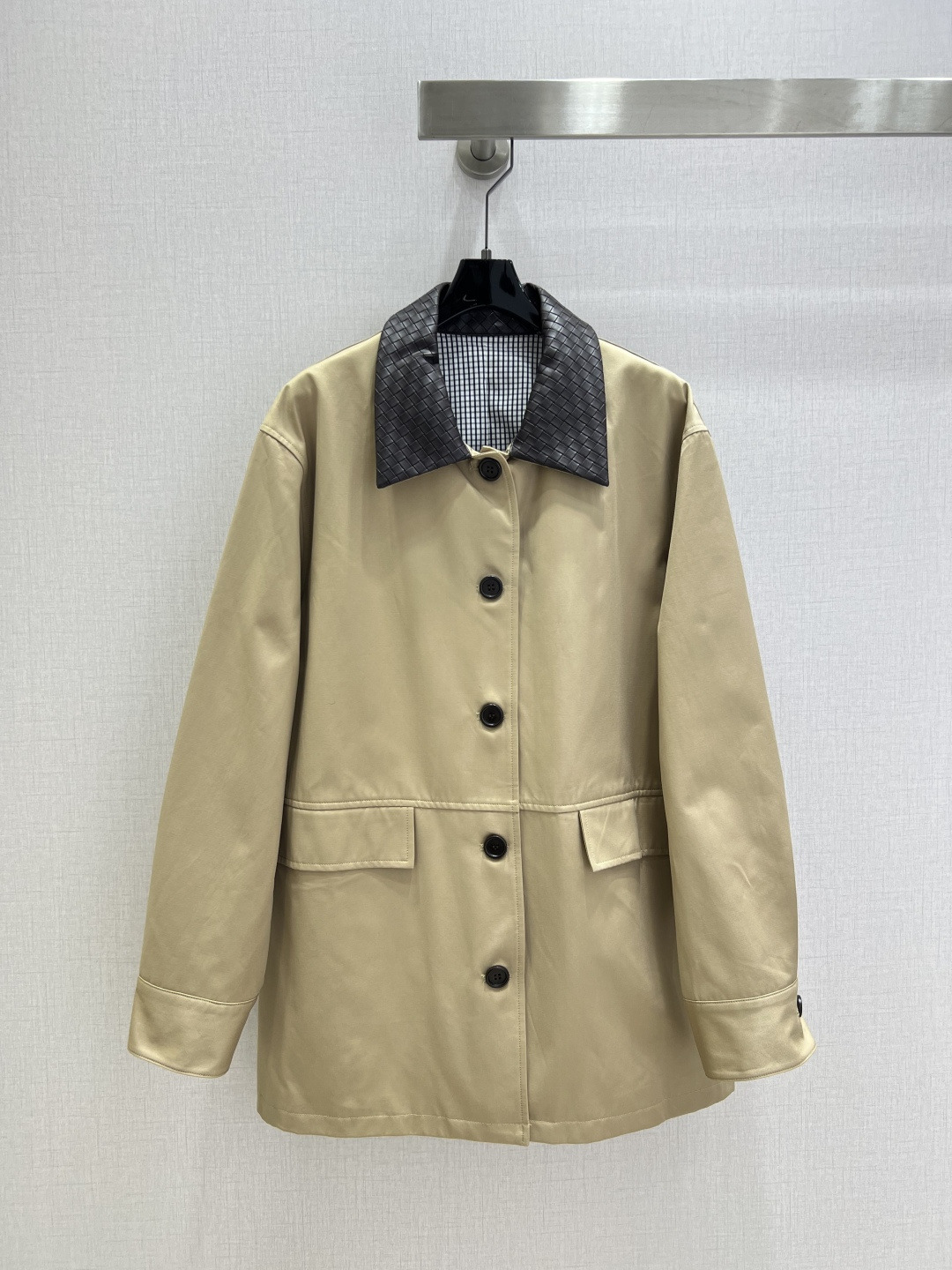 NO:568731,Highly recommended BOT* 2025 new autumn and winter style lapel double pocket long-sleeved jacket. It is an instant hit after shipment. The special material has a sense of texture. Every small detail is paid great attention to. It has just the right sense of high-end. Three-dimensional tailoring makes the upper body of the garment more refined and western-style. The mold is customized for decoration. The real thing is amazing!  Fine workmanship, look at the details, one color SML code, high quality ABC, jackets & coats, alexander wang19860909强烈推荐 BOT*2025秋冬新款 翻领双口袋长袖外套 出货即爆单 特殊材质有肌理感 每个小细节都非常注重 恰到好处的高级感 立体剪裁 让成衣上身更为精致洋气 开模定制装饰 实物太赞啦！做工精细看细节 一个色 SML码 高品质ABC,,jackets & coats,alexander wang,Women's clothing