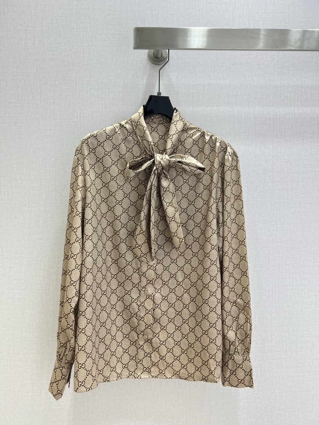 NO:568723,Highly recommended GUC*2025 new autumn and winter presbyopia silk scarf long-sleeved shirt, silky fabric, retro and fashionable, low-key temperament and luxurious high-end!  The styles are versatile and not picky, customized technical fabrics, workmanship quality depends on the details. Bai Fumei is a must-have!  One color SML code high quality ABC,,gucci,shirts,alexander wang19860909强烈推荐 GUC*2025秋冬新款 老花丝巾长袖衬衫 丝滑面料 复古时髦 低调气质又奢华高级！版型百搭不挑人,定制科技面料 做工品质看细节.白富美必入！一个色 SML码 高品质ABC,,gucci,shirts,alexander wang,Women's clothing