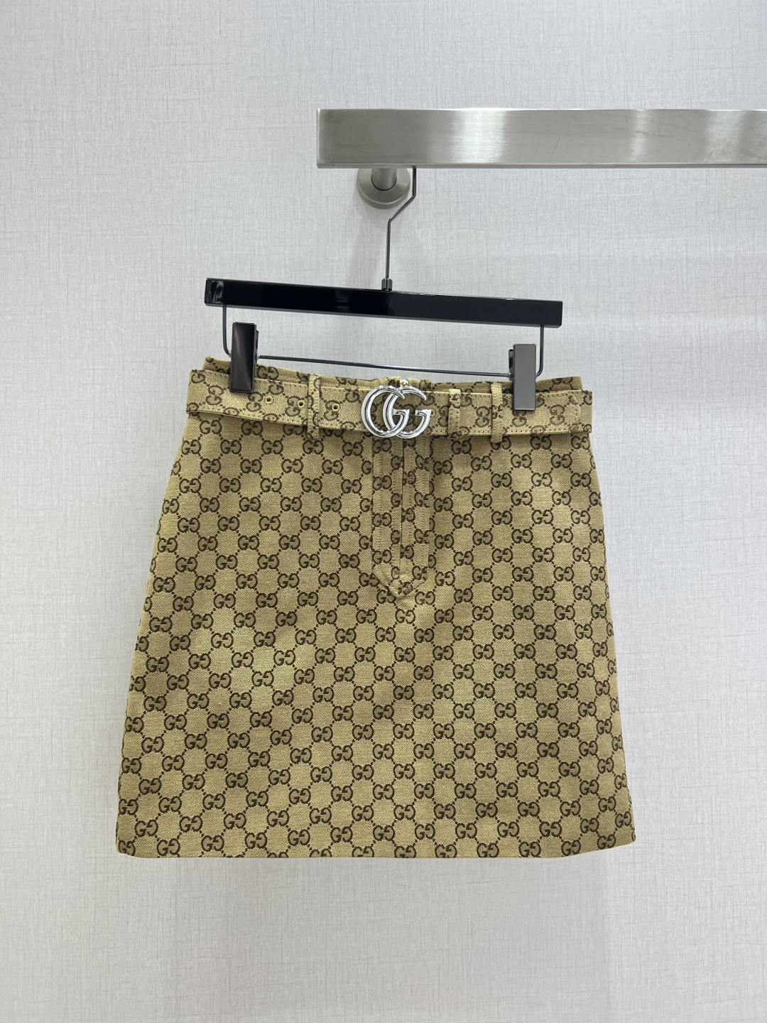 NO:568705,Highly recommended GUC*2025 new autumn and winter presbyopia belt skirt. I fell in love with the high-end handmade workshop series at first sight. Very high-end imported high-density texture. Full-body jacquard fabric. Look at the details carefully. The upper body is very sassy. Clean and classy. Improves temperament~~ Completely in accordance with the level of haute couture. Can't help but love it. A must-have item for temperament MM. One color SML code. High quality ABC, gucci, skirts, alexander wang19860909强烈推荐 GUC*2025秋冬新款 老花腰带半裙 一眼爱上高级手工坊系列款 非常高级的进口高密度质地 满身提花面料 仔细看细节 上身非常飒 干净有品 提气质~~完全按照高定成衣水准 无法不爱 气质MM必入单品 一个色 SML码 高品质ABC,,gucci,skirts,alexander wang,Women's clothing