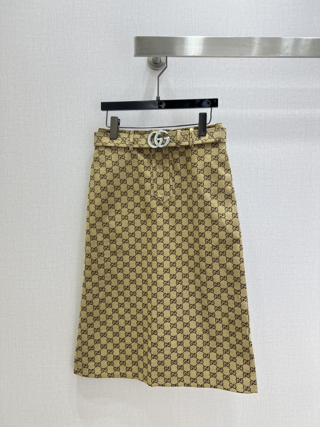 NO:568716,Highly recommended GUC*2025 new autumn and winter presbyopia belt long skirt. I fell in love with the high-end handmade workshop series at first sight. Very high-end imported high-density texture. Full-body jacquard fabric. Look at the details carefully. The upper body is very sassy. Clean and classy. It enhances the temperament~~ It is completely in accordance with the level of haute couture. It is impossible not to love it. A must-have item for temperament MM. One color SML code. High quality ABC, gucci, skirts, alexander wang19860909强烈推荐 GUC*2025秋冬新款 老花腰带长半裙 一眼爱上高级手工坊系列款 非常高级的进口高密度质地 满身提花面料 仔细看细节 上身非常飒 干净有品 提气质~~完全按照高定成衣水准 无法不爱 气质MM必入单品 一个色 SML码 高品质ABC,,gucci,skirts,alexander wang,Women's clothing