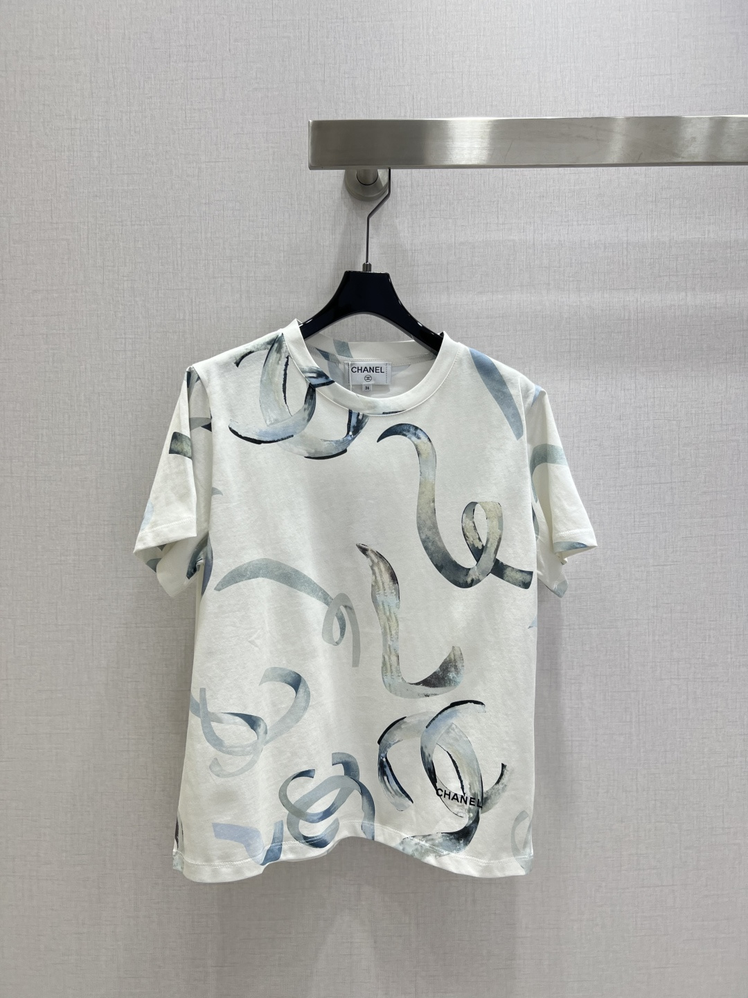 NO:570776,Highly recommended CHA* 2025 new autumn and winter letter ribbon round neck short-sleeved T-shirt. Customized YB mercerized cotton silk material, soft and skin-friendly, comfortable and stylish, regular short-sleeved version, hand-painted elegant ribbon pattern distributed throughout the body, the distribution outlines the double C pattern, echoing the hem, stacked fragrance elements, rich layers, delicate and elegant style, strong retro style, regular version to accommodate the figure, playful and fashionable, easy to control for daily travel or gatherings. Two colors SML code  High quality ABC,,chanel,T-shirt,tees,t-shirt,alexander wang19860909强烈推荐 CHA*2025秋冬新款 字母丝带圆领短袖T恤 定制YB丝光棉绸材质,柔软亲肤,舒适有型,常规短袖版型,通体分布手绘感飘逸丝带图案,分布勾勒出双C图案,与下摆呼应,香家元素堆叠,层次丰富,风格细腻优雅,复古风格强烈,常规版型包容身材,俏皮时髦,日常出行或聚会轻松驾驭.两个色 SML码 高品质ABC,,chanel,T-shirt,tees，t-shirt,alexander wang,Women's clothing