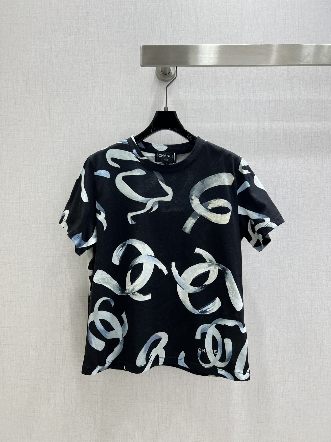 NO:570768,Highly recommended CHA* 2025 new autumn and winter letter ribbon round neck short-sleeved T-shirt. Customized YB mercerized cotton silk material, soft and skin-friendly, comfortable and stylish, regular short-sleeved version, hand-painted elegant ribbon pattern distributed throughout the body, the distribution outlines the double C pattern, echoing the hem, stacked fragrance elements, rich layers, delicate and elegant style, strong retro style, regular version to accommodate the figure, playful and fashionable, easy to control for daily travel or gatherings. Two colors SML code  High quality ABC,,chanel,T-shirt,tees,t-shirt,alexander wang19860909强烈推荐 CHA*2025秋冬新款 字母丝带圆领短袖T恤 定制YB丝光棉绸材质,柔软亲肤,舒适有型,常规短袖版型,通体分布手绘感飘逸丝带图案,分布勾勒出双C图案,与下摆呼应,香家元素堆叠,层次丰富,风格细腻优雅,复古风格强烈,常规版型包容身材,俏皮时髦,日常出行或聚会轻松驾驭.两个色 SML码 高品质ABC,,chanel,T-shirt,tees，t-shirt,alexander wang,Women's clothing