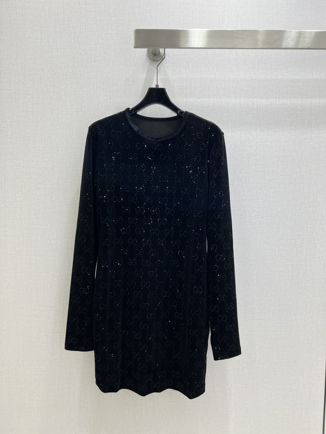 NO:575945,Highly recommended GUC*2025 new autumn and winter velvet hot diamond dress. Customized YB imported velvet material, glossy texture, smooth and comfortable. Round neck long-sleeved dress version. The whole body velvet is delicate and smooth in reflection. It echoes the double G all-over print embellished with hot diamonds. The cut is simple and elegant. The overall low-key luxury shows the style of Kochi old money. One color SML code. High quality ABC, gucci, skirts, alexander wang19860909强烈推荐 GUC*2025秋冬新款 丝绒烫钻连衣裙 定制YB进口丝绒材质,质感光泽,垂顺舒适,圆领长袖连衣裙版型,通体丝绒反光细腻光滑,与烫钻点缀的双G满印形成呼应,裁剪简约大气,整体低调奢华,展现高知老钱风姿.一个色 SML码 高品质ABC,,gucci,skirts,alexander wang,Women's clothing