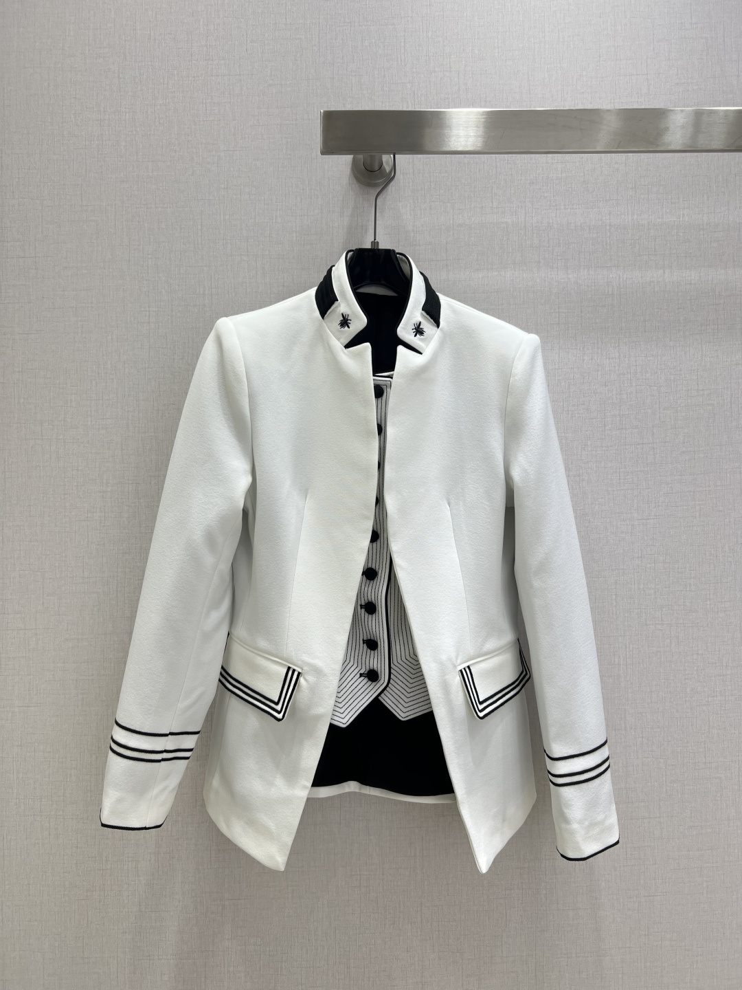 NO:576086,Highly recommended DIO*2026 early spring new model. Two fake stand-up collar long-sleeved jackets. The upper body is full of fashionable and high-end sense. The fabric texture is very nice, fashionable and high-end. The color is super positive. The upper body looks white and slim. It has a cool and handsome classic series. It has wind when walking. The upper body has full aura. The length is just right and easy to control. One color SMLXL code. High quality ABC, dior, jackets & coats, alexander wang19860909强烈推荐 DIO*2026早春新款 假两件立领长袖外套 上身就是满满的时髦高级感自带气场 面料质感很奈斯 时髦又高级 颜色超级正 上身显白又显瘦 自带酷帅感的经典系列 走路都带风 上身气场全开 长度恰到好处 轻松驾驭 一个色 SMLXL码 高品质ABC,,dior,jackets & coats,alexander wang,Women's clothing
