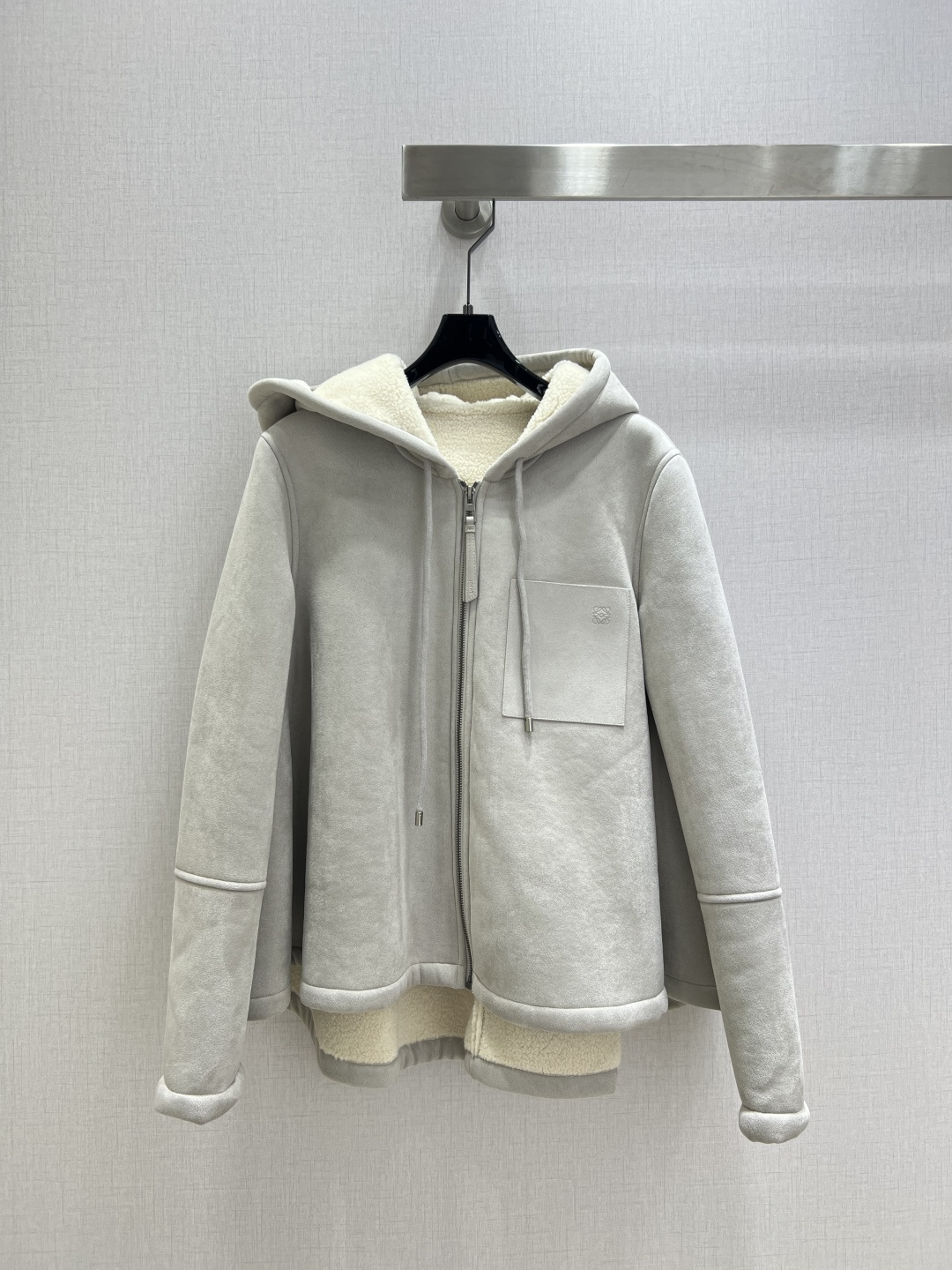 NO:575932,Highly recommended LOE*2025 new autumn and winter hooded zipper long-sleeved jacket, fashionable, low-key, luxurious and high-end!  The styles are versatile and not picky, customized technical fabrics, workmanship quality depends on the details. Bai Fumei is a must-have!  One color SMLXL code High quality ABC,,loewe,jackets & coats,hats,alexander wang19860909强烈推荐 LOE*2025秋冬新款 连帽拉链长袖外套 时髦低调气质又奢华高级！版型百搭不挑人,定制科技面料 做工品质看细节.白富美必入！一个色 SMLXL码 高品质ABC,,loewe,jackets & coats,hats,alexander wang,Women's clothing