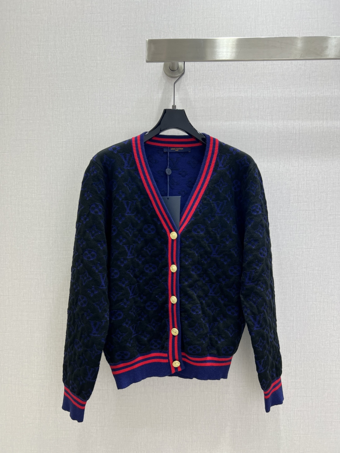 NO:575936,Highly recommended LV*2025 new autumn and winter contrasting cardigan sweater jacket wool, delicate and soft texture. Classic age-reducing item!  The pattern doesn’t make your upper body look slimmer!  A perfect item that Bai Fumei must buy. The texture is superb and the workmanship is perfect!  Grab the spot now and get the big orders!  Two colors SML code high quality ABC,,louis vuitton,jackets & coats,sweaters,alexander wang19860909强烈推荐 LV*2025秋冬新款 撞色开衫毛衣外套 羊毛 质感细腻软糯.经典减龄单品！版型不挑人上身巨显瘦！白富美必收的完美单品.质感超赞完美做工品质！现货开抢 大单子甩过来！两个色 SML码 高品质ABC,,louis vuitton,jackets & coats,sweaters,alexander wang,Women's clothing