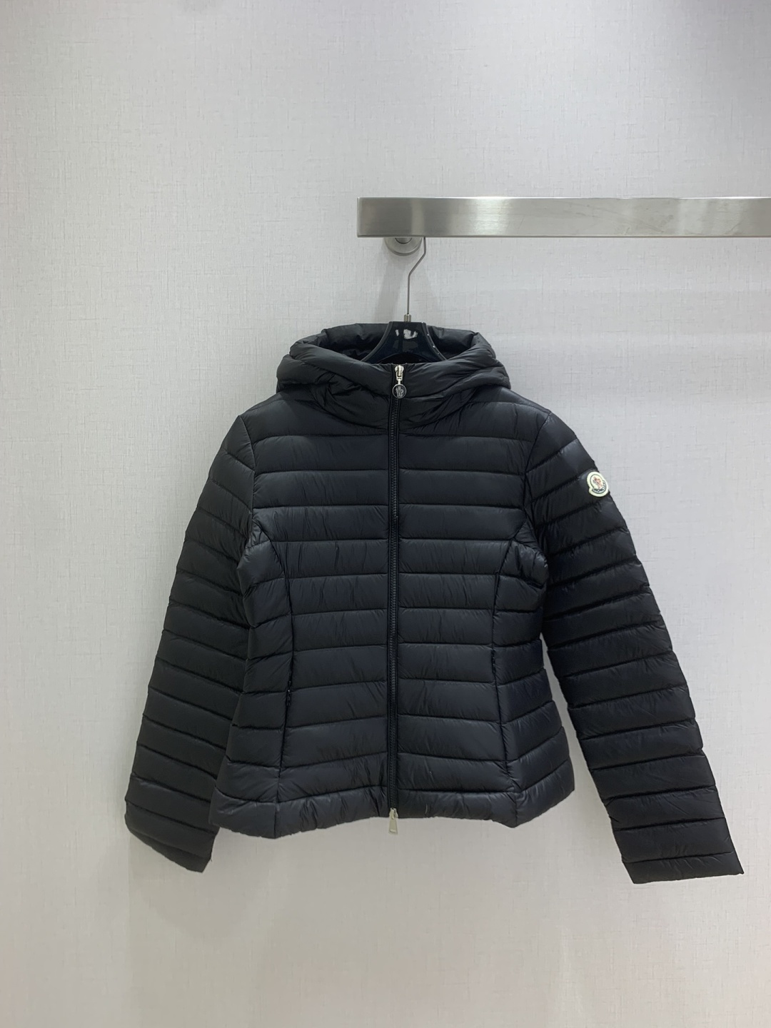 NO:576064,Comes with dust bag, highly recommended MON*2025 new autumn and winter hooded down long-sleeved jacket [goose down], overall warm effect, unique design down jacket, casual and fashionable, perfect embellishment with classic logo, two colors, size 123, high quality ABC,,jackets & coats,down jacket,hats,alexander wang19860909配防尘袋强烈推荐 MON*2025秋冬新款 连帽羽绒长袖外套【鹅绒】 整体保暖效果拉满,独特设计款羽绒服 休闲时尚,经典logo完美点缀 两个色 123码 高品质ABC,,jackets & coats,down jacket,hats,alexander wang,Women's clothing