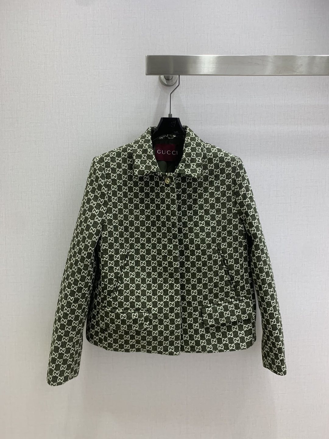 NO:576464,Highly recommended GUC*2025 new autumn and winter classic lapel woolen jacquard jacket and customized hardware accessories!  The classic slim fit is versatile and fashionable!  Luxurious and high-end original customized GG jacquard fabric has a three-dimensional texture and style that can be matched as a set!  One color SML code high quality ABC,,gucci,jackets & coats,jackets & coats,alexander wang19860909强烈推荐 GUC*2025秋冬新款 经典翻领毛尼提花夹克外套 定制五金配件！经典的修身版型不挑人百搭又时髦！奢华又高级原版定制GG提花面料质感立体有型可一套搭配！一个色 SML码 高品质ABC,,gucci,jackets & coats,jackets & coats,alexander wang,Women's clothing