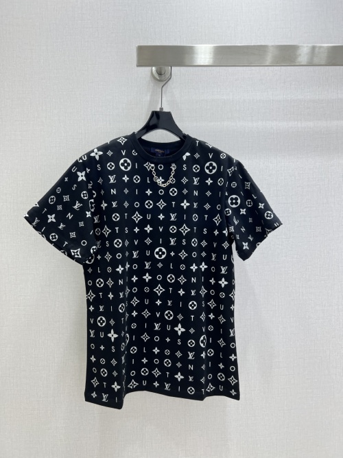 Louis Vuitton Printed Chain T-Shirt - Comfortable Cotton, Stylish Design 3 Louis Vuitton Printed Chain T-Shirt - Comfortable Cotton, Stylish Design
