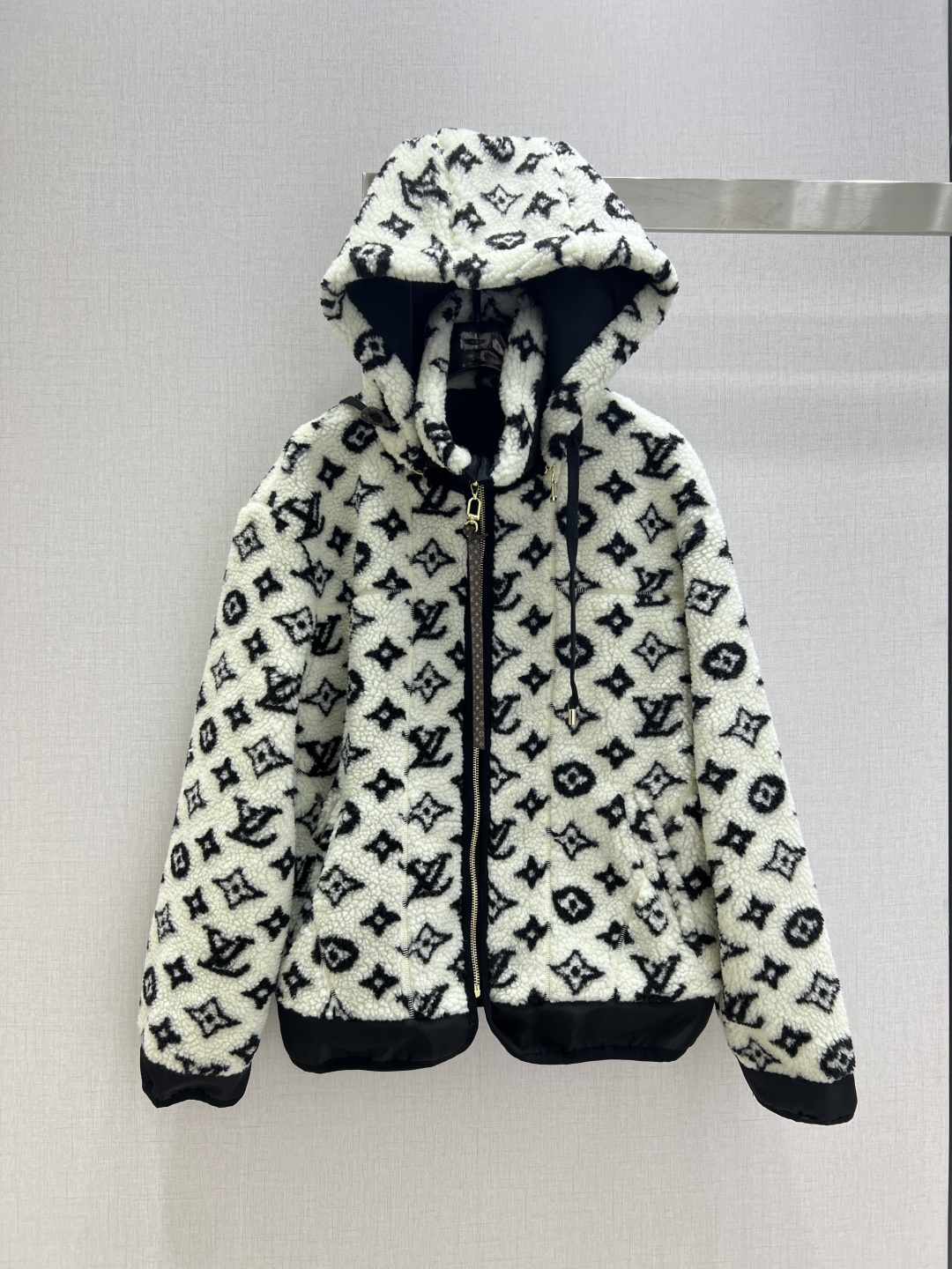 NO:576603,Highly recommended LV*2025 new autumn and winter plush hooded double pocket jacket, fashionable, low-key, luxurious and high-end!  The styles are versatile and not picky, customized technical fabrics, workmanship quality depends on the details. Bai Fumei is a must-have!  Two colors, SMLXL code, high quality ABC,,louis vuitton,jackets & coats,hats,alexander wang19860909强烈推荐 LV*2025秋冬新款 毛绒连帽双口袋外套 时髦低调气质又奢华高级！版型百搭不挑人,定制科技面料 做工品质看细节.白富美必入！两个色 SMLXL码 高品质ABC,,louis vuitton,jackets & coats,hats,alexander wang,Women's clothing