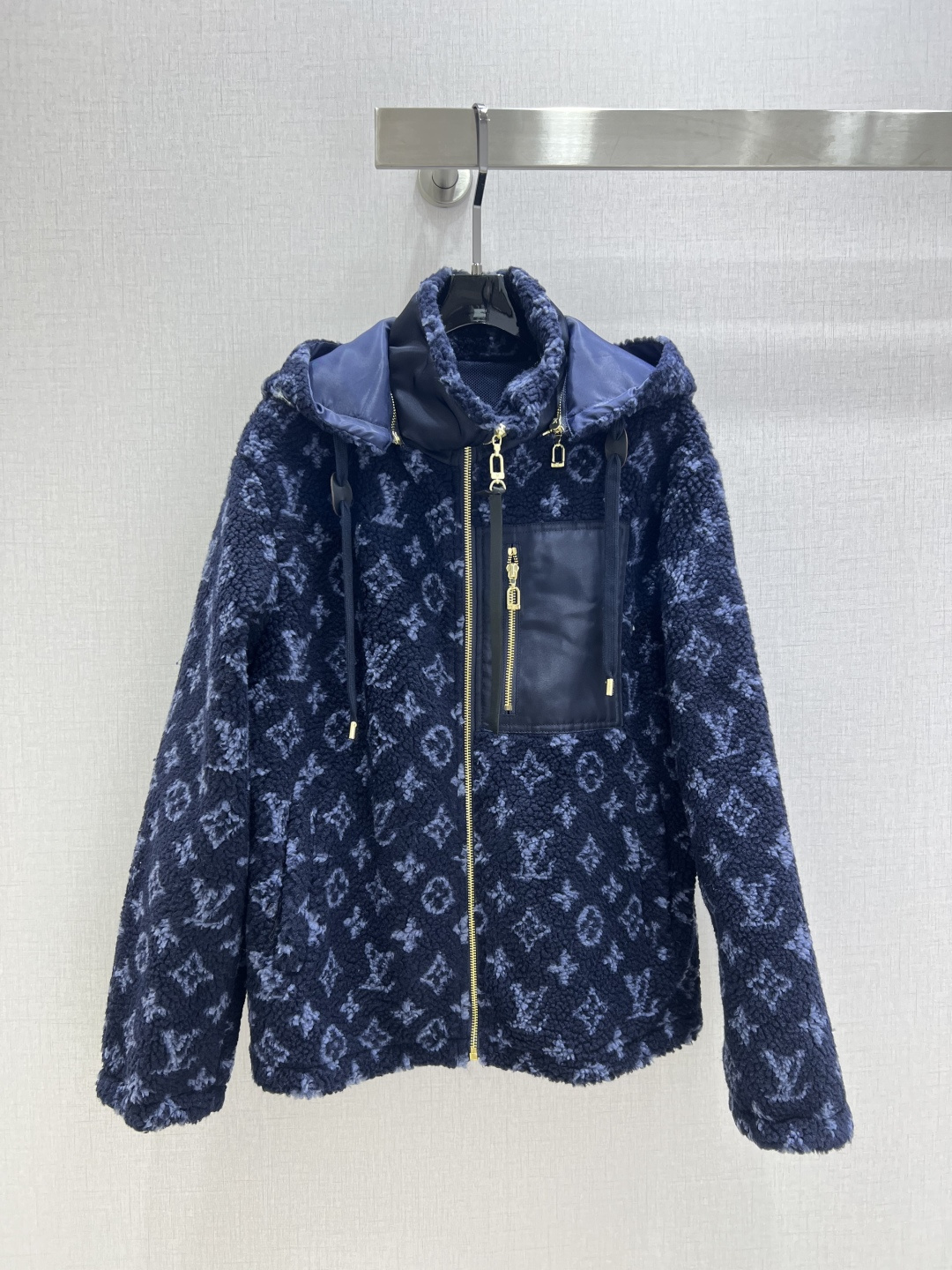 NO:576601,Highly recommended LV*2025 new autumn and winter plush hooded leather jacket, fashionable, low-key, luxurious and high-end!  The styles are versatile and not picky, customized technical fabrics, workmanship quality depends on the details. Bai Fumei is a must-have!  One color SMLXL code high quality ABC,,louis vuitton,jackets & coats,hats,alexander wang19860909强烈推荐 LV*2025秋冬新款 毛绒连帽皮牌外套 时髦低调气质又奢华高级！版型百搭不挑人,定制科技面料 做工品质看细节.白富美必入！一个色 SMLXL码 高品质ABC,,louis vuitton,jackets & coats,hats,alexander wang,Women's clothing