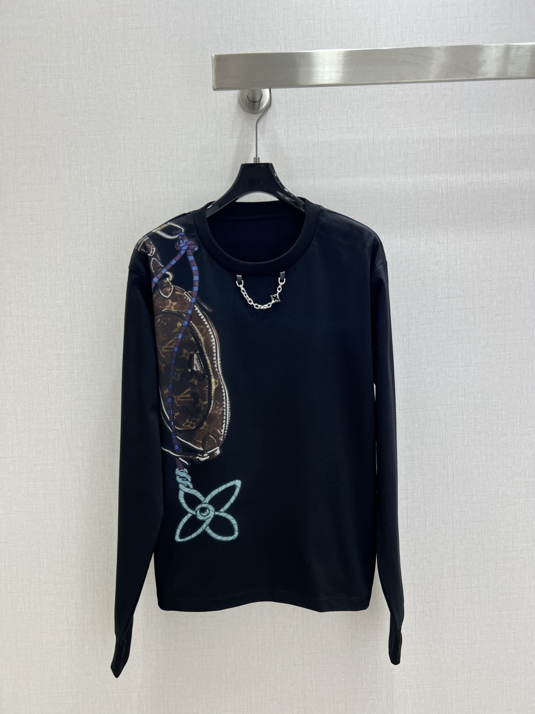 NO:576597,Highly recommended LV*2025 new autumn and winter printed chain long-sleeved top. It is very dense and feels great. It is a really hard-working one!  !  Perfect details, regular fit!  The upper body is not picky at all, simple and generous, and instantly enhances your temperament. Popular recommendation, two colors SML code, high quality ABC, Louis Vuitton, Alexander Wang19860909强烈推荐 LV*2025秋冬新款 印花链条长袖上衣 密度很高手感超好 真的费劲心血的一款！！细节完美 常规版型！上身完全不挑人简单大方,瞬间提升气质 爆款推荐,两个色 SML码 高品质ABC,,louis vuitton,alexander wang,Women's clothing