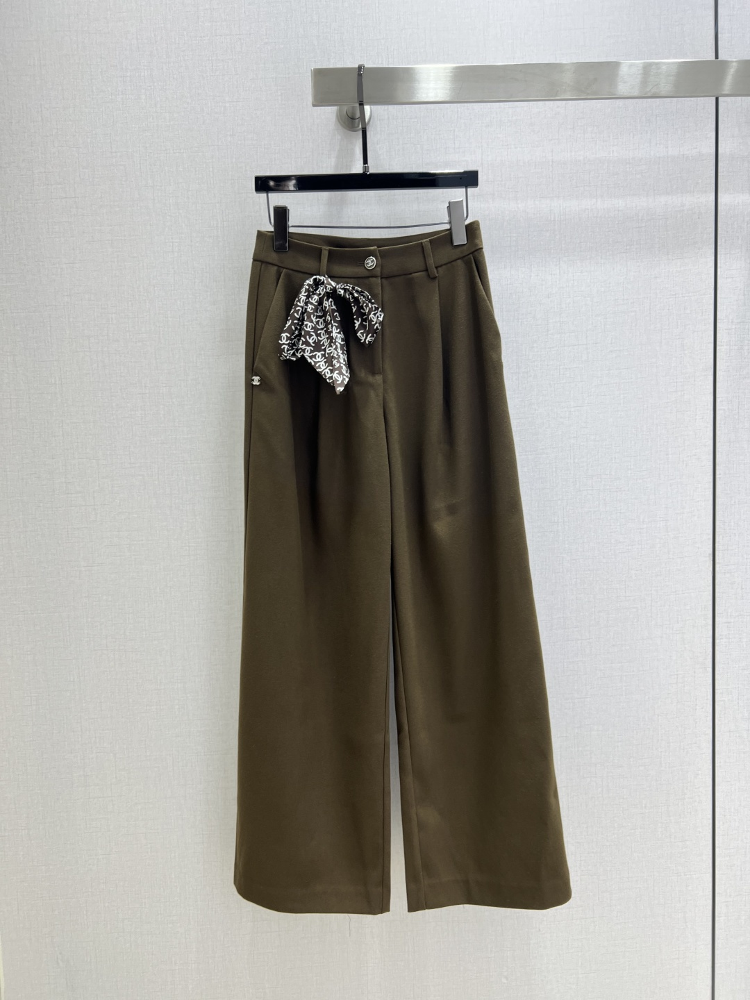 NO:576595,Highly recommend CHA*2025 new autumn and winter style casual trousers with silk scarf. You are not picky about your body shape. The upper body is very flattering!  The style of matching is also very versatile. Exquisite advanced customization. The texture of the fabric is awesome. The upper body is cool and handsome, age-reducing and fashionable. Two colors. SML code. High quality ABC, alexander wang19860909强烈推荐 CHA*2025秋冬新款 配丝巾休闲西长裤 不挑剔身形要求 上身板板正正特别赞！搭配的风格也很通吃 精致高级定制 富有肌理感的面料质感超赞 上身酷帅减龄时髦精 两个色 SML码 高品质ABC,,alexander wang,Women's clothing