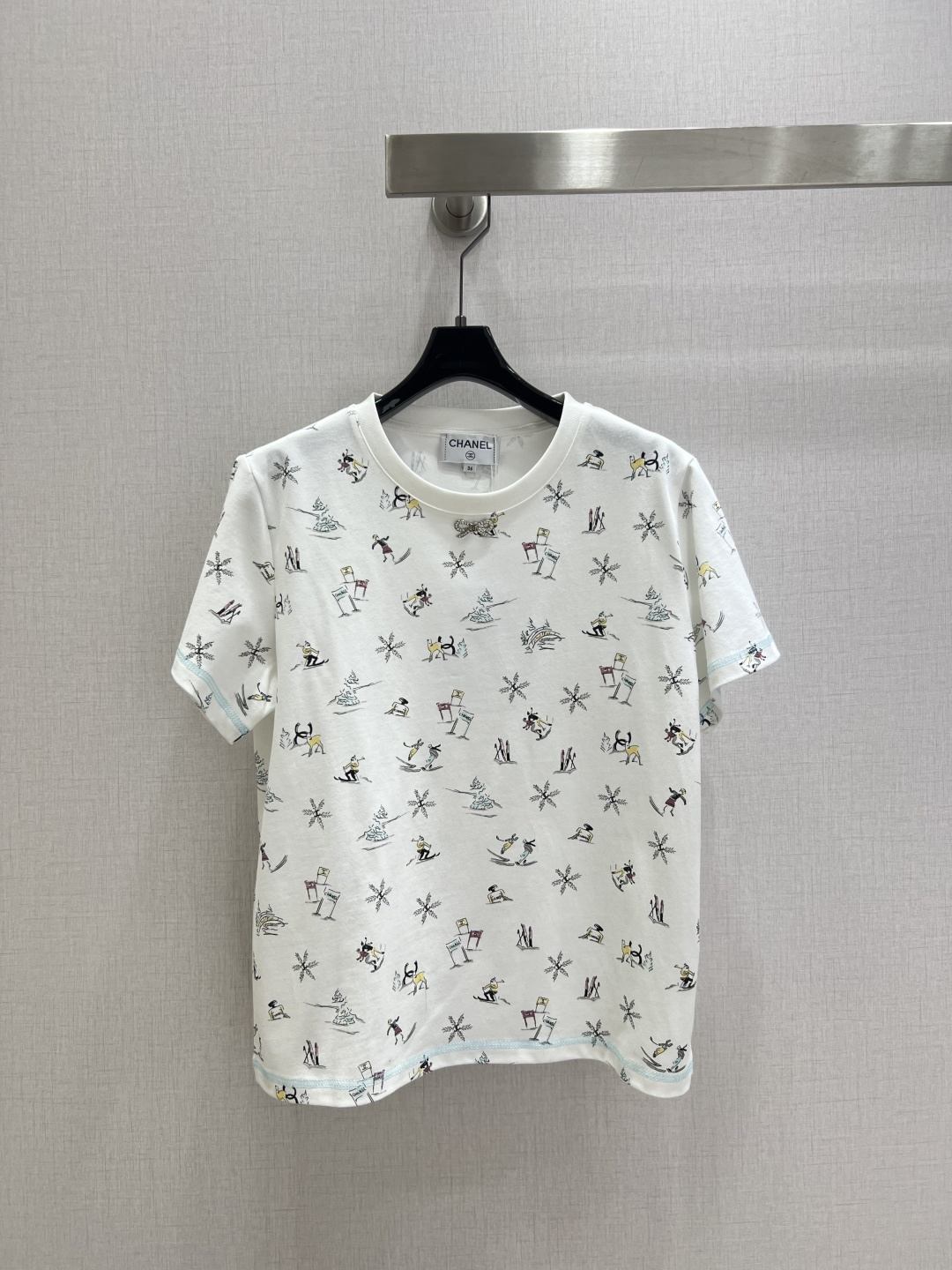 NO:576779,Highly recommended CHA*2025 new autumn and winter round neck printed short-sleeved T-shirt  25 Ski Series # Customized YB twill cotton material, comfortable texture, full of elasticity, regular round neck short-sleeved top, embellished with a rhinestone bow logo in the center of the chest, ski snowflakes and other winter resort elements printed all over the body, incorporating double C logo printing to highlight the brand style, blue and white embellishments make it more refreshing, full of elasticity and close-fitting feeling, narrow and elongated vision, slim and slim, and stylish when worn alone or worn inside. One color SML code  High quality ABC,,T-shirt,tees,t-shirt,alexander wang19860909强烈推荐 CHA*2025秋冬新款 圆领印花短袖T恤 25滑雪系列#定制YB斜纹全棉材质,质感舒适,弹力十足,常规圆领短袖上衣裁剪,胸口居中位置点缀水钻蝴蝶结徽标,通体满印滑雪雪花等冬日雪场元素,融入双C徽标印花,凸显品牌格调,蓝白点缀更显清爽,弹性贴身感十足,视觉收窄拉长,修身显瘦,单穿内搭都出彩时髦.一个色 SML码 高品质ABC,,T-shirt,tees，t-shirt,alexander wang,Women's clothing