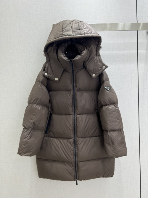 Prada 2025 Early Autumn/Winter Hooded Down Coat - Stylish & Warm 7 Prada 2025 Early Autumn/Winter Hooded Down Coat - Stylish & Warm