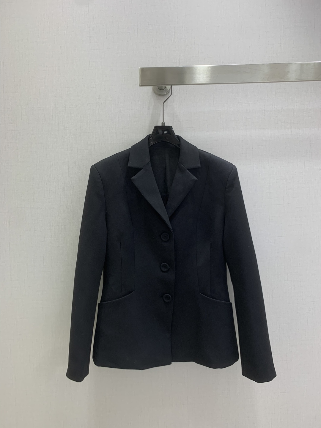 NO:577210,Highly recommended DIO*2025 new autumn and winter single-breasted slim blazer. Minimalist handsome single-breasted slim blazer. Lapel shoulder pad suit with gun-notch collar, full of retro and high-end feeling. Three-dimensional tailoring and waisted version fit the body curve, making it more tall and slim. Customized wool blend fabric texture is crisp, stylish, capable and elegant. Very practical and wearable. Good for daily commuting. Two colors. SMLXL code. High quality AB, dior, jackets &  coats,business suit,alexander wang19860909强烈推荐 DIO*2025秋冬新款 单排扣修身西装外套 极简主义帅气单排扣修身西装外套 翻领垫肩西装搭配枪驳领口复古高级感满满 立体剪裁收腰版型贴合人体曲线 更显挺拔苗条 定制羊毛混纺面料质感挺括有型干练优雅 实穿性很高 通勤日常都很好搭 两个色 SMLXL码 高品质AB,,dior,jackets & coats,business suit,alexander wang,Women's clothing