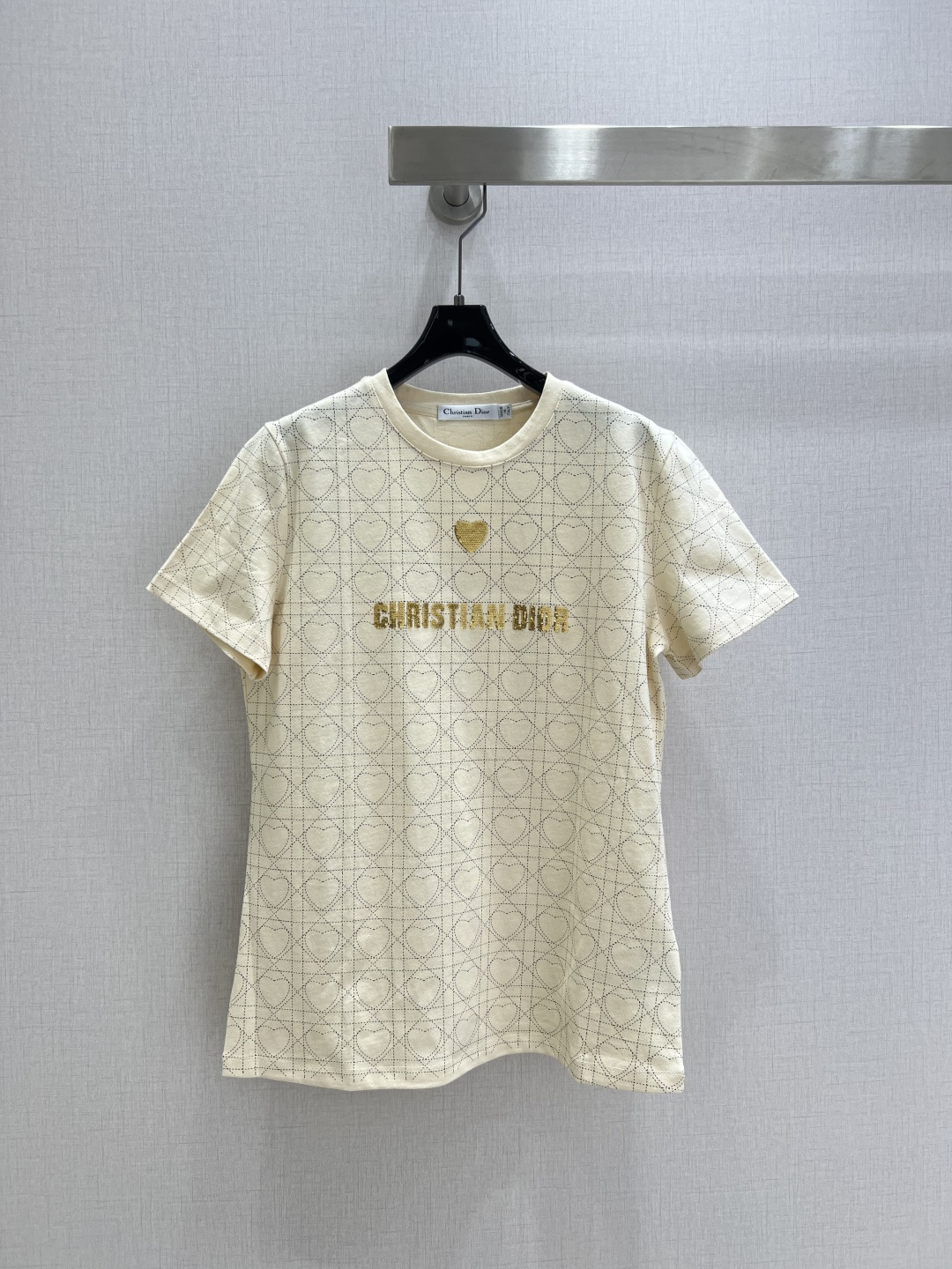 NO:577656,Highly recommended DIO*2025 new autumn and winter round neck sequined short-sleeved T-shirt. Customized YB twill cotton material, breathable and comfortable, full of texture. Slim-fitting short-sleeved T-shirt cut, highlighting the brand style. Made of heavyweight pure cotton, slightly stretchy, showing a slimming visual effect. The sequined letter logo on the chest is superimposed on the full love rattan pattern. The brand's advanced design sense is full, and it is stylish when worn alone. One color SML code  High quality ABC,,dior,T-shirt,tees,t-shirt,alexander wang19860909强烈推荐 DIO*2025秋冬新款 圆领珠片短袖T恤 定制YB斜纹全棉材质,透气舒适,质感十足,修身短袖T恤裁剪,凸显品牌格调,采用克重纯棉制成,略带有弹力,呈现显瘦视觉效果,胸前珠片字母标叠加在满铺的爱心藤格纹之上,品牌高级设计感拉满,单穿内搭都出彩时髦.一个色 SML码 高品质ABC,,dior,T-shirt,tees，t-shirt,alexander wang,Women's clothing