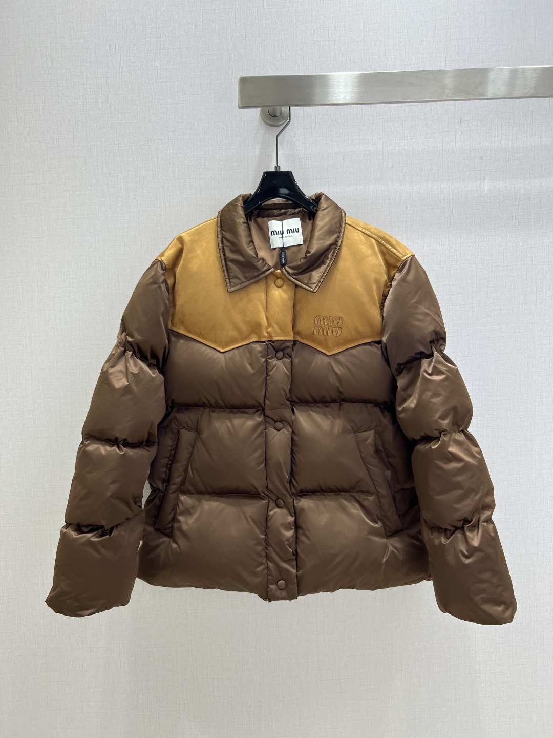 NO:578610,With dust bag, highly recommended MIU*2025 new autumn and winter color block down jacket, low-key and high-end, classic style, super warm, soft, delicate and extremely warm, thick, warm and super stylish. A must-have for winter, one color SML code, high quality ABC,,miumiu,jackets & coats,down jacket,alexander wang19860909配防尘袋强烈推荐 MIU*2025秋冬新款 拼色羽绒服外套 低调又高级 经典造型 超保暖柔软细腻巨保暖的 厚实保暖超有型.冬季必备款 一个色 SML码 高品质ABC,,miumiu,jackets & coats,down jacket,alexander wang,Women's clothing