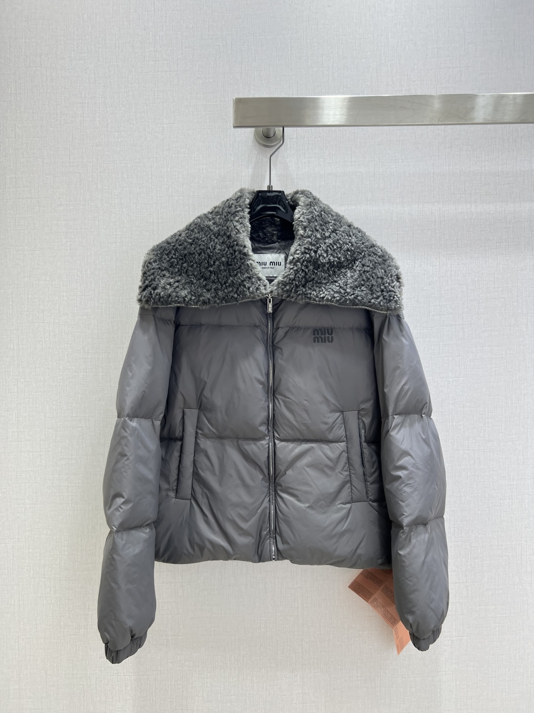 NO:578414,Comes with dust bag, highly recommended MIU*2025 new autumn and winter style, plush down jacket with large lapel, 90 white duck down, full of overall warmth, regular style down jacket, casual and fashionable, perfect embellishment with classic logo, one color SML code, high quality ABC,,miumiu,jackets & coats,down jacket,alexander wang19860909配防尘袋强烈推荐 MIU*2025秋冬新款 毛绒大翻领羽绒外套 90白鸭绒 整体保暖效果拉满,常规款羽绒服 休闲时尚,经典logo完美点缀 一个色 SML码 高品质ABC,,miumiu,jackets & coats,down jacket,alexander wang,Women's clothing