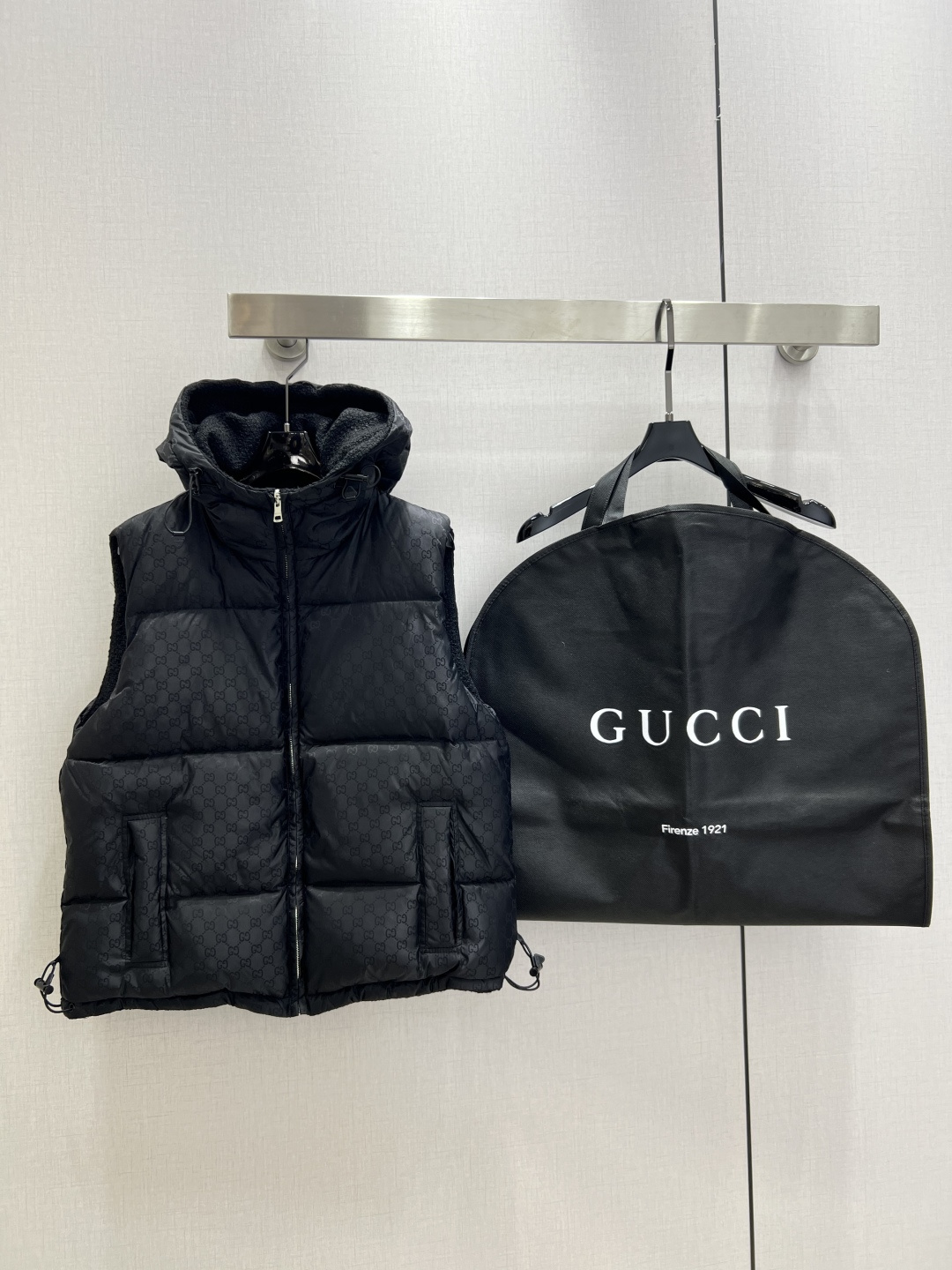 NO:578424,Equipped with dust bag, highly recommended GUC*2025 new autumn and winter reversible hooded vest jacket produced by Rocket Speed!  The three-dimensional tailoring of the whole piece is all-round and exquisite. The upper body is super covered and slimming. It is simple. It gives a refreshing and fashionable sense of high-end. It is elegant and fashionable for daily use. It is very versatile. The color is very beautiful. The fabric is high-end and textured. One color. SMLXL code. High quality ABC,,gucci,jackets & coats,hats,alexander wang19860909配防尘袋强烈推荐 GUC*2025秋冬新款 双面穿连帽马甲外套 火箭速度出品！整件立体剪裁 全方位精致做上身超级遮肉显瘦 简简单单 穿出清爽时髦的高级感 日常优雅又时髦巨百搭 颜色很好看 面料高级又有质感 一个色 SMLXL码 高品质ABC,,gucci,jackets & coats,hats,alexander wang,Women's clothing