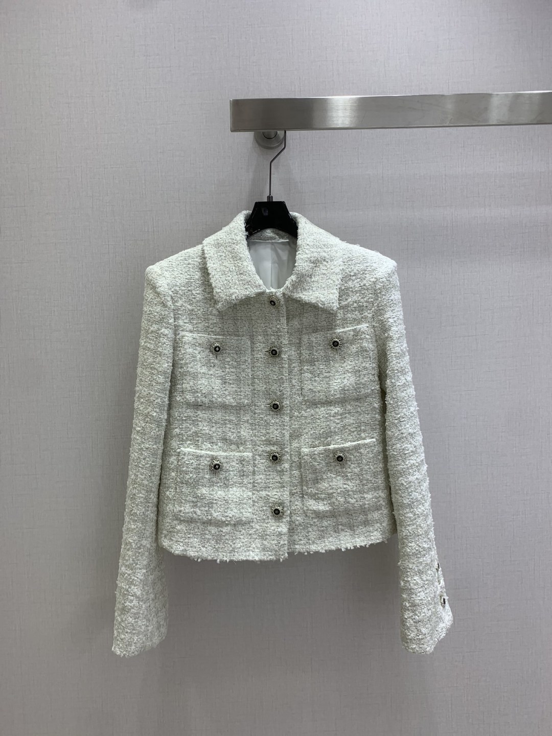 NO:578730,Highly recommended CHA* 2025 autumn and winter new style Xiaoxiangfeng woven slub tweed jacket Beautiful high-end tweed fabric Single-breasted four-pocket design on lapel Unique double C diamond buckle embellishment Three-dimensional texture full of exquisiteness The upper body has a noble temperament 3D three-dimensional tailoring version is extremely slim, practical and good-looking, French socialite style is elegant and high-end, a must-have for rich families One color SML code High-quality ABC,,jackets &  coats,alexander wang19860909强烈推荐 CHA*2025秋冬新款 小香风编织粗纺花呢外套 绝美高级花呢编织面料 翻领单排扣四口袋设计 独特双C钻扣点缀 立体肌理感精致感满满 上身自带一种高贵气质 3D立体剪裁版型巨显瘦 实穿度高颜值也更高 法式名媛风优雅又高级 富家千金必备款 一个色 SML码 高品质ABC,,jackets & coats,alexander wang,Women's clothing
