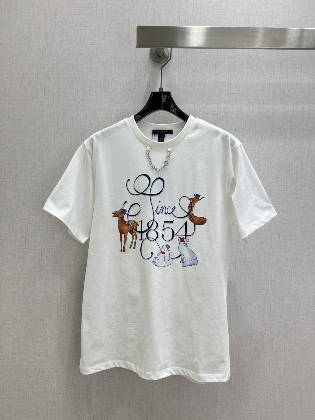 NO:578886,Highly recommended LV*2025 new autumn and winter round neck cartoon printed short-sleeved T-shirt. Customized YB twill cotton material, fine texture, comfortable and breathable, loose short-sleeved cut, highlighting the brand style. Made of 100% cotton material, slightly stretchy, showing a slimming visual effect. The neckline is embellished with letter chains, and the color-restoring printing process on the chest outlines the animal font logo. It echoes the brand style, and the style is lively and childlike. It is rich in layers, fashionable and casual, and can be worn alone or under.  One color SML code high quality ABC,,louis vuitton,T-shirt,tees,t-shirt,alexander wang19860909强烈推荐 LV*2025秋冬新款 圆领卡通印花短袖T恤 定制YB斜纹全棉材质,质感细腻,舒适透气,宽松短袖裁剪,凸显品牌格调,采用全棉材质,略带有弹力,呈现显瘦视觉效果,领口以字母链条点缀,胸前还原色彩的印花工艺勾勒动物花体字徽标,品牌格调呼应,风格活泼童趣层次丰富,时髦休闲,单穿内搭都出彩时髦 一个色 SML码 高品质ABC,,louis vuitton,T-shirt,tees，t-shirt,alexander wang,Women's clothing