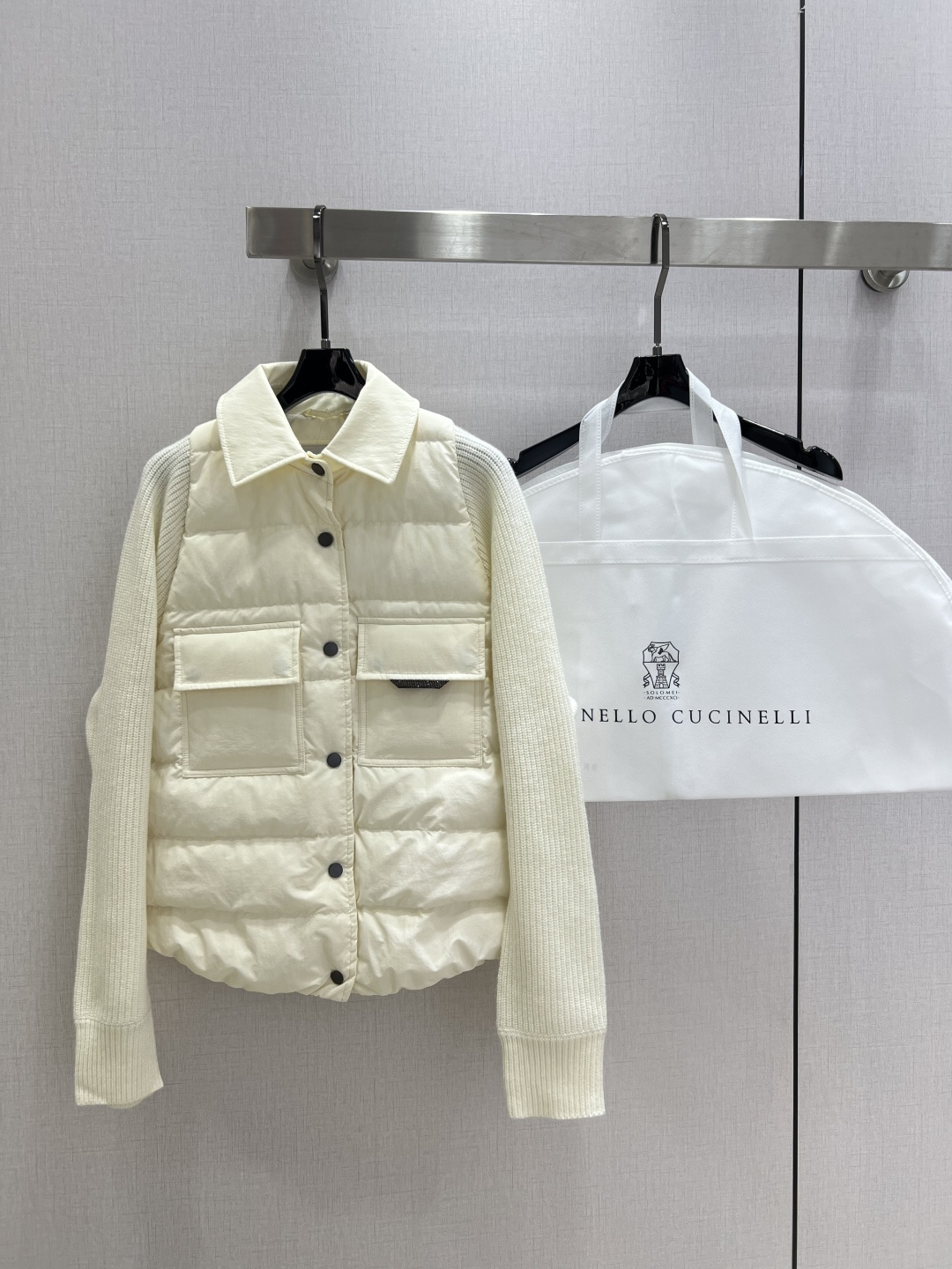 NO:579316,Comes with dust bag, highly recommended BC* 2025 new autumn and winter style, lapel double pocket down jacket, wool + goose down, full of overall warmth, regular down jacket, casual and fashionable, perfect embellishment with classic logo, comes with dust bag, two colors, 36 38 40, size 42, high quality AB,,jackets & coats,down jacket,alexander wang19860909配防尘袋强烈推荐 BC*2025秋冬新款 翻领双口袋羽绒外套 羊毛+鹅绒 整体保暖效果拉满,常规款羽绒服 休闲时尚,经典logo完美点缀 配防尘袋 两个色 36 38 40 42码 高品质AB,,jackets & coats,down jacket,alexander wang,Women's clothing