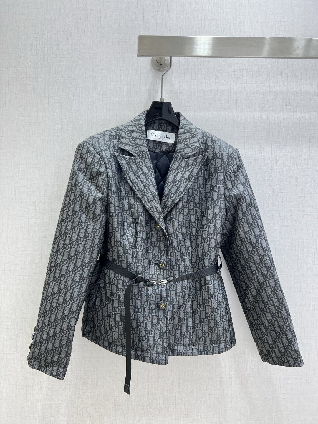 NO:579314,Highly recommended DIO*2025 new autumn and winter all-over printed belt quilted jacket, jacquard fabric, classic and stylish, can be used perfectly in all kinds of styles~high-end ready-to-wear style, the details are so beautiful!  Exquisite and everyday, easy to control!  The texture is great!  Age reduction, fashion, casual girlishness, highly recommended!  !  One color SML code high quality ABC,,dior,jackets & coats,alexander wang19860909强烈推荐 DIO*2025秋冬新款 满印腰带夹棉外套 提花面料 经典又有型 各种都能完美驾驭～高级成衣做法,细节美到爆！精美又日常,轻松驾驭！质感棒棒哒！减龄 时尚 休闲少女感,强推！！一个色 SML码 高品质ABC,,dior,jackets & coats,alexander wang,Women's clothing