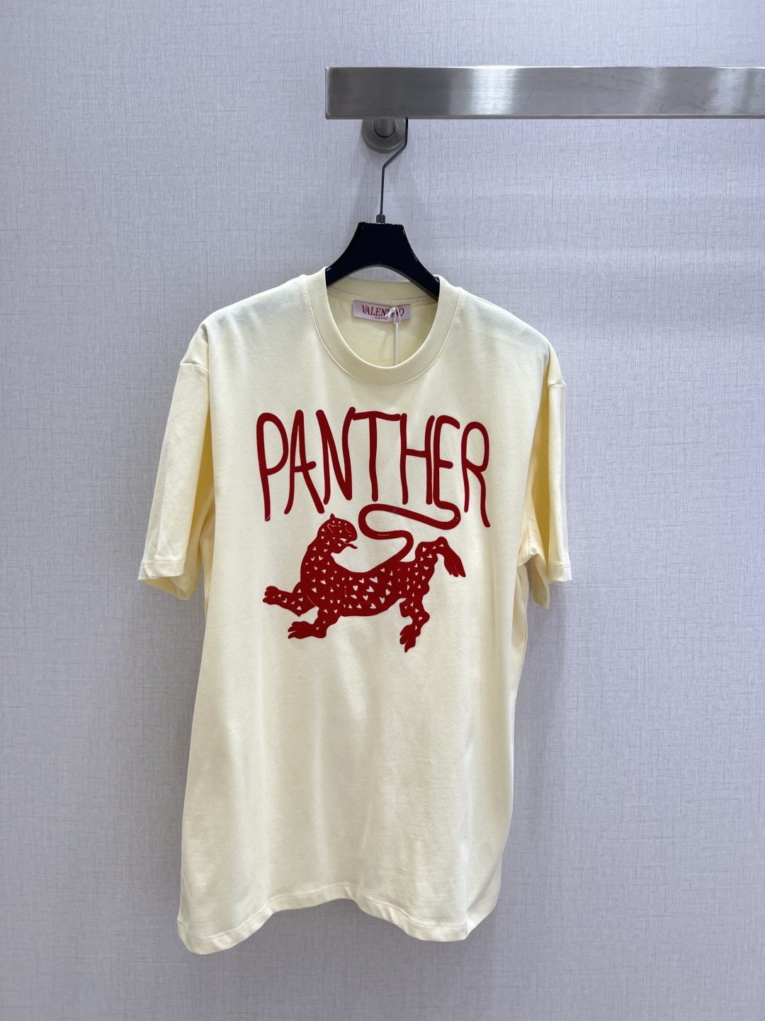 NO:579303,Highly recommended VAL* 2025 new autumn and winter flocked printed short-sleeved T-shirt. Customized YB native cotton material, breathable and comfortable, full of texture, loose short-sleeved T-shirt cut, highlighting the brand style. Made of heavyweight pure cotton, slightly stretchy, showing a slimming visual effect. The flocking printing process is used on the chest to restore the cheetah pattern and the English name in cursive letters. The highlights highlight the high-end style. It is stylish and stylish when worn alone. Two colors SML code  High quality ABC,,T-shirt,tees,t-shirt,alexander wang19860909强烈推荐 VAL*2025秋冬新款 植绒印花短袖T恤 定制YB原生全棉材质,透气舒适,质感十足,宽松短袖T恤裁剪,凸显品牌格调.采用克重纯棉制成,略带有弹力,呈现显瘦视觉效果.胸前用植绒印花工艺,还原猎豹图案花体字英文名称,亮点突出,彰显高级格调,单穿内搭都出彩时髦.两个色 SML码 高品质ABC,,T-shirt,tees，t-shirt,alexander wang,Women's clothing