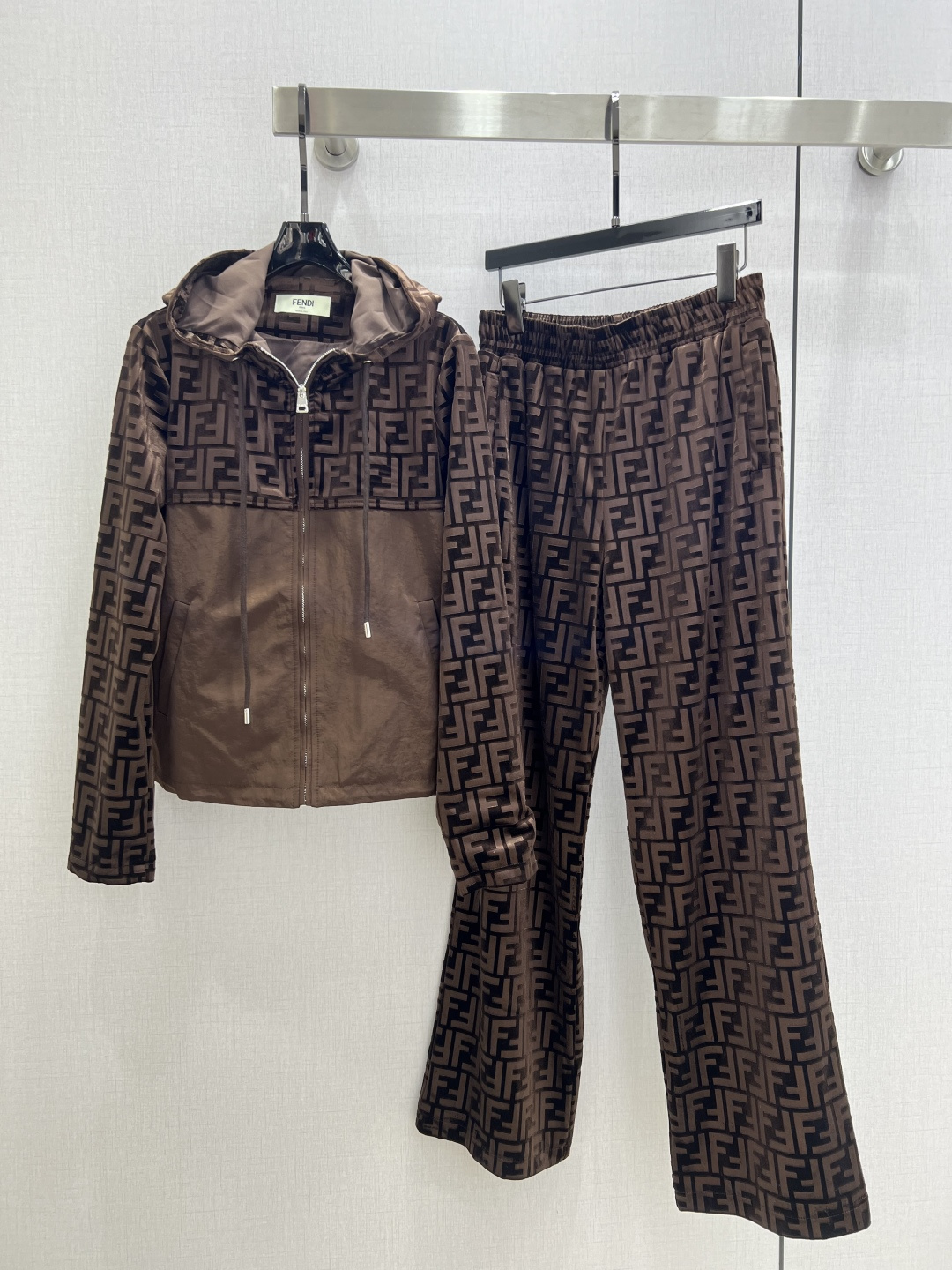 NO:579305,Highly recommended FEN*2025 autumn and winter new style patchwork printed velvet hooded suit, velvet splicing fabric, everyone can control it. High-density fashionable casual style, Vintage, handsome, medieval style, suitable for the dual needs of comfort and fashion, can be integrated into every daily dressing scene. Playful and age-reducing design elements full of vitality. Two colors SML code, high quality ABC, fendi, hats, alexander wang19860909强烈推荐 FEN*2025秋冬新款 拼接印花丝绒连帽套装 丝绒拼接面料 人人都能驾驭.高密度时髦休闲风 Vintage帅气 中古风 贴合舒适与时髦的双需求能融入每个日常的穿搭场景中.俏皮减龄充满元气的设计元素 两个色 SML码 高品质ABC,,fendi,hats,alexander wang,Women's clothing