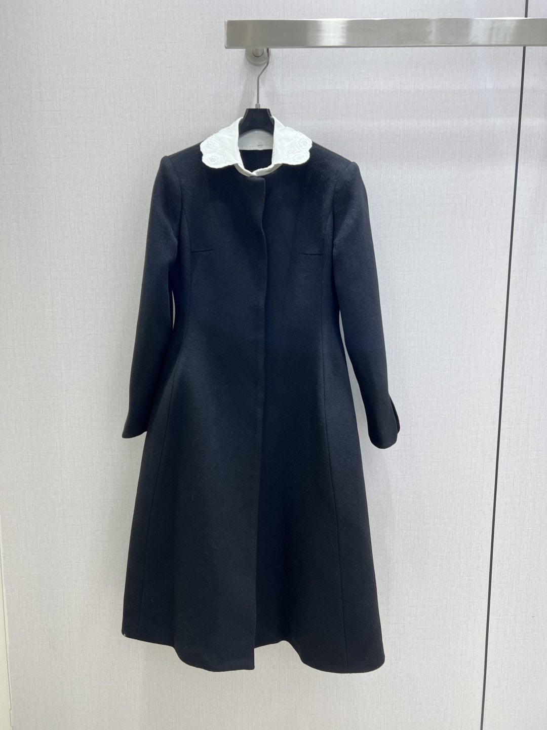 NO:579476,Highly recommended MiU*2025 autumn and winter new product. Embroidered doll collar woolen long dress. Very age-reducing. Can be worn as a coat or a dress. The skirt length does not press on the height and shows leg length. The collar is detachable. Customized wool fabric is comfortable and warm. 3D three-dimensional tailoring perfect version makes the upper body slimmer. The design can be both elegant and fashionable. The upper body is very elegant. Two colors SML code. High quality ABC,,miumiu,skirts,jackets & coats,alexander  wang19860909强烈推荐 MiU*2025秋冬新品 绣花娃娃领毛呢长款连衣裙 非常减龄 可以当外套穿也可以当连衣裙穿 裙长不压身高显腿长 领子可拆卸 定制羊毛面料舒适保暖 3D立体剪裁完美版型上身巨显瘦 能优雅也能时髦感的设计 上身很显气质 两个色 SML码 高品质ABC,,miumiu,skirts,jackets & coats,alexander wang,Women's clothing