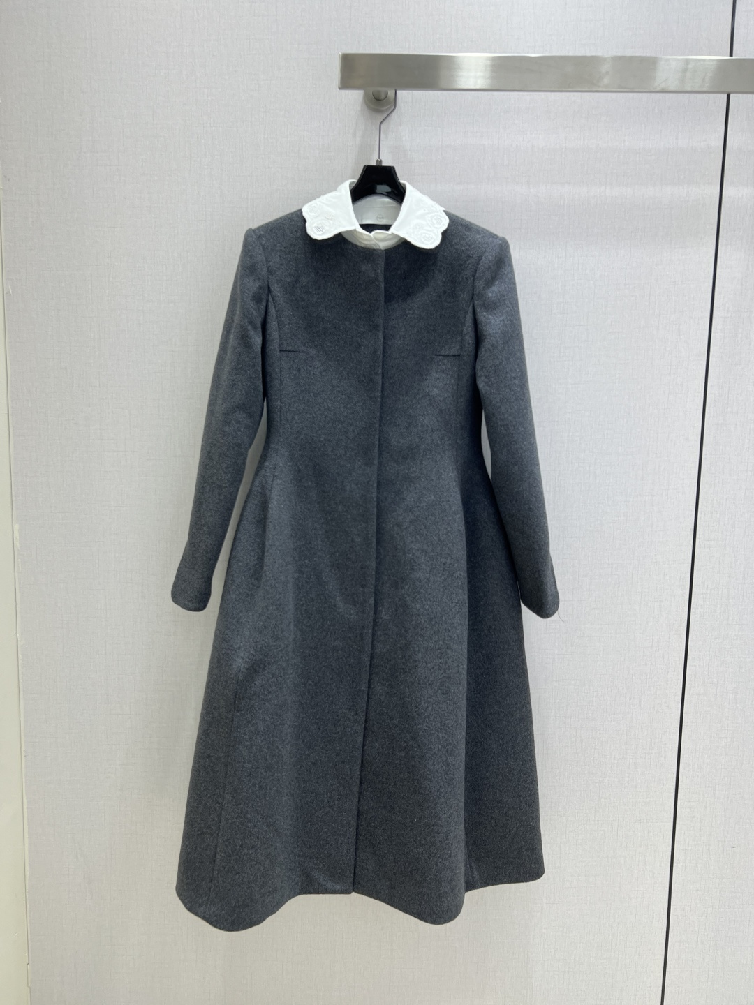 NO:579483,Highly recommended MiU*2025 autumn and winter new product. Embroidered doll collar woolen long dress. Very age-reducing. Can be worn as a coat or a dress. The skirt length does not press on the height and shows leg length. The collar is detachable. Customized wool fabric is comfortable and warm. 3D three-dimensional tailoring perfect version makes the upper body slimmer. The design can be both elegant and fashionable. The upper body is very elegant. Two colors SML code. High quality ABC,,miumiu,skirts,jackets & coats,alexander  wang19860909强烈推荐 MiU*2025秋冬新品 绣花娃娃领毛呢长款连衣裙 非常减龄 可以当外套穿也可以当连衣裙穿 裙长不压身高显腿长 领子可拆卸 定制羊毛面料舒适保暖 3D立体剪裁完美版型上身巨显瘦 能优雅也能时髦感的设计 上身很显气质 两个色 SML码 高品质ABC,,miumiu,skirts,jackets & coats,alexander wang,Women's clothing