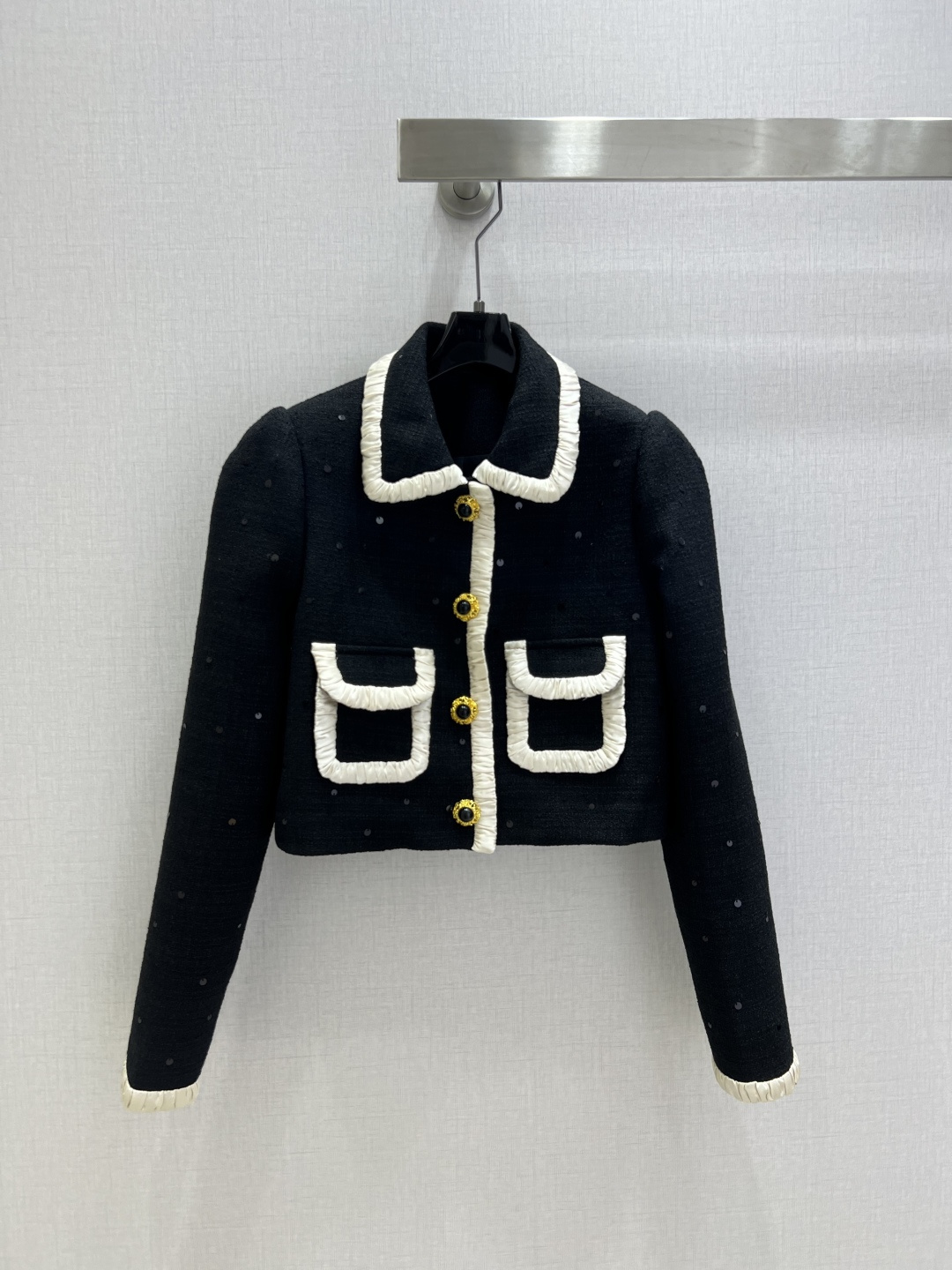 NO:587128,Highly recommended CHA*2025 new autumn and winter lapel contrast color dress jacket  Customized YB imported woolen woolen material, with obvious texture and high quality. The tweedy fabric creates a model of small fragrance. The lapel and shoulder dress jacket has a more inclusive straight version. The overall charcoal black woven fabric is interlaced with sequins to form a plaid texture. It is elegant but not dull. The molded rhinestone gold round buckle is luxurious and charming. It shows the style of a high-end celebrity. The single suit is slim-fitting, modifying the figure and elegant. It is the first choice for autumn and winter. One color  SML code high quality ABC,,jackets & coats,alexander wang19860909强烈推荐 CHA*2025秋冬新款 翻领撞色洋装外套 定制YB进口粗纺羊毛呢材质,肌理明显,质感上乘,粗花毛呢面料塑造小香风典范,翻领正肩洋装外套,直筒版型包容性更强,整体炭黑色编织面料,交织穿插亮片,构成格纹肌理,雅致而无沉闷感,开模水钻金圆扣,奢华迷人.尽显高级名媛风格.单西修身剪裁,修饰身形,气质优雅,秋冬换季穿搭首选.一个色 SML码 高品质ABC,,jackets & coats,alexander wang,Women's clothing