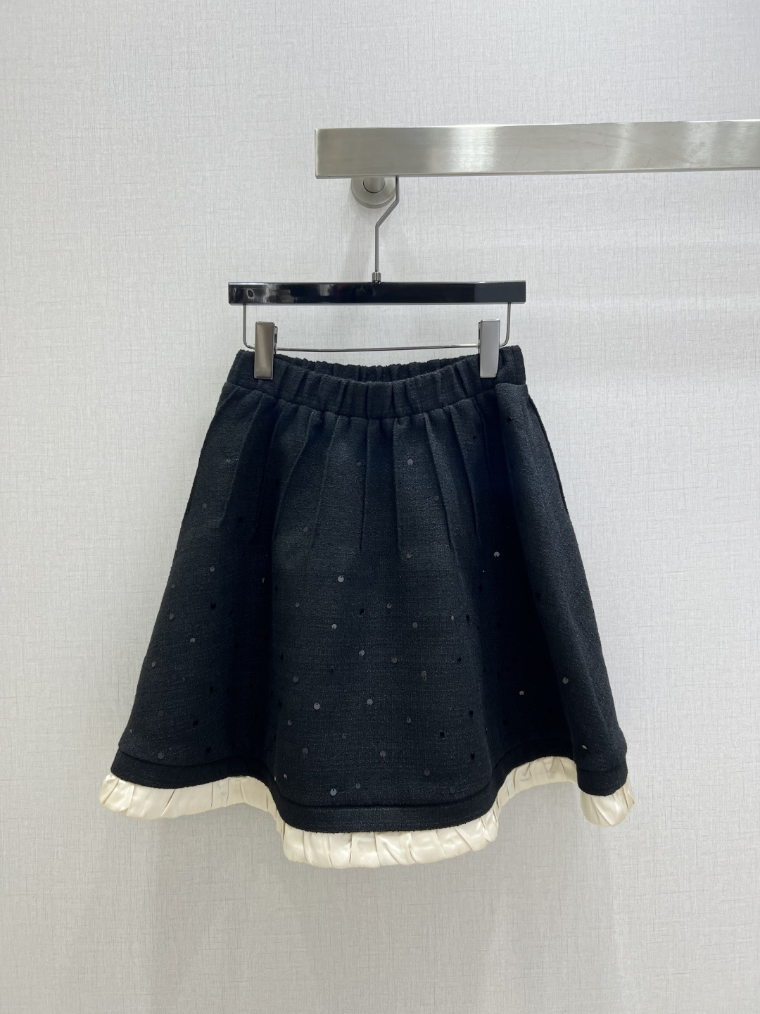 NO:587114,Highly recommended CHA*2025 new autumn and winter tweed sequined dress skirt. Customized YB imported woolen material, with obvious texture and high quality. The tweed fabric creates a small fragrance model. The skirt version is more tolerant. The overall charcoal black woven fabric is interlaced with sequins to form a plaid texture. It is elegant and not boring. It is luxurious and charming. It shows the style of a high-end celebrity and has an elegant temperament. It is the first choice for autumn and winter. One color  SML code high quality ABC,,skirts,alexander wang19860909强烈推荐 CHA*2025秋冬新款 粗花呢珠片洋装半裙 定制YB进口粗纺羊毛呢材质,肌理明显,质感上乘,粗花毛呢面料塑造小香风典范,半身短裙版型,包容性更强,整体炭黑色编织面料,交织穿插亮片,构成格纹肌理,雅致而无沉闷感 ,奢华迷人.尽显高级名媛风格,气质优雅,秋冬换季穿搭首选.一个色 SML码 高品质ABC,,skirts,alexander wang,Women's clothing