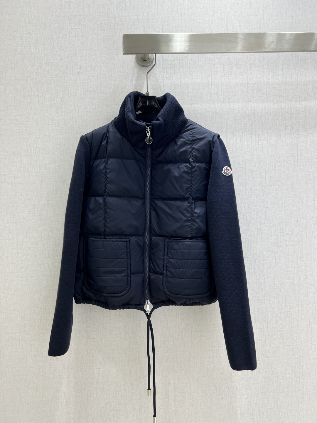 NO:587102,Comes with a dust bag. Highly recommended. MON*2025 new autumn and winter stand-up collar zipper down jacket. Same style for men and women. Overall warm effect. Uniquely designed down jacket. Casual and fashionable, perfectly embellished with classic logo. Two colors. SML code. High quality ABC, jackets & coats, down jacket, alexander wang19860909配防尘袋强烈推荐 MON*2025秋冬新款 立领拉链羽绒外套 男女同款 整体保暖效果拉满,独特设计款羽绒服 休闲时尚,经典logo完美点缀 两个色 SML码 高品质ABC,,jackets & coats,down jacket,alexander wang,Women's clothing