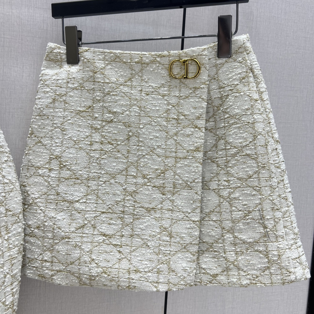 NO:587023,Highly recommended DIO*2025 new autumn and winter woolen rhombus jacket woolen rhombus shorts and skirt. Take them separately!  High-definition imported materials from Italy. The silhouette is slightly wide. Heavy-duty and high-quality goods. Comfortable to wear. More stylish. A style that is not picky at all. Retro lady style. One color. SML code. High quality, dior, skirts, shorts, jackets & coats, alexander wang19860909强烈推荐 DIO*2025秋冬新款 粗纺菱格外套粗纺菱格短裤裙 分开拿！高定意大利进口材质 轮廓微挺阔 重磅高货 穿着舒适 更具有型 一款完全不挑人穿着的衣型 复古名媛风 一个色 SML码 高品质,,dior,skirts,shorts,jackets & coats,alexander wang,Women's clothing