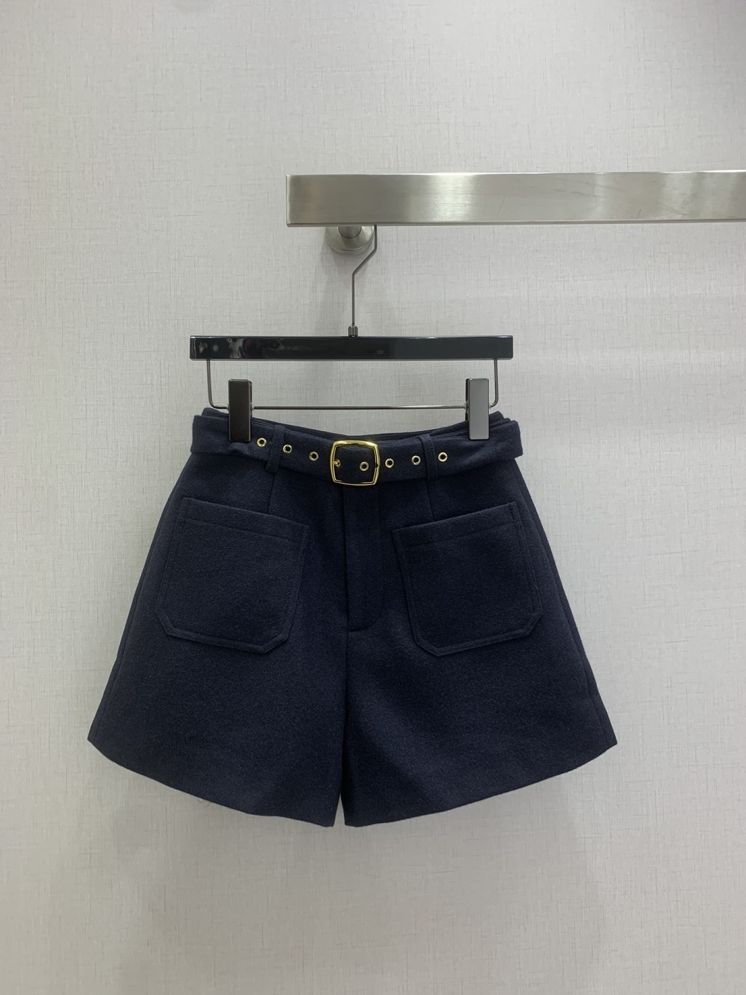 NO:588096,Highly recommended MIU*2025 new autumn and winter belted wool shorts, comfortable and versatile, easy to match, a rare one!  The quantity is limited, so be quick. Soft, delicate and stylish. A must-have!  Three colors SMLXL code high quality ABC,,miumiu,shorts,alexander wang19860909强烈推荐 MIU*2025秋冬新款 腰带羊毛短裤 舒适百搭 好搭配 不可多得的一款！数量有限要快 柔软细腻超有型 必备款！三个色 SMLXL码 高品质ABC,,miumiu,shorts,alexander wang,Women's clothing