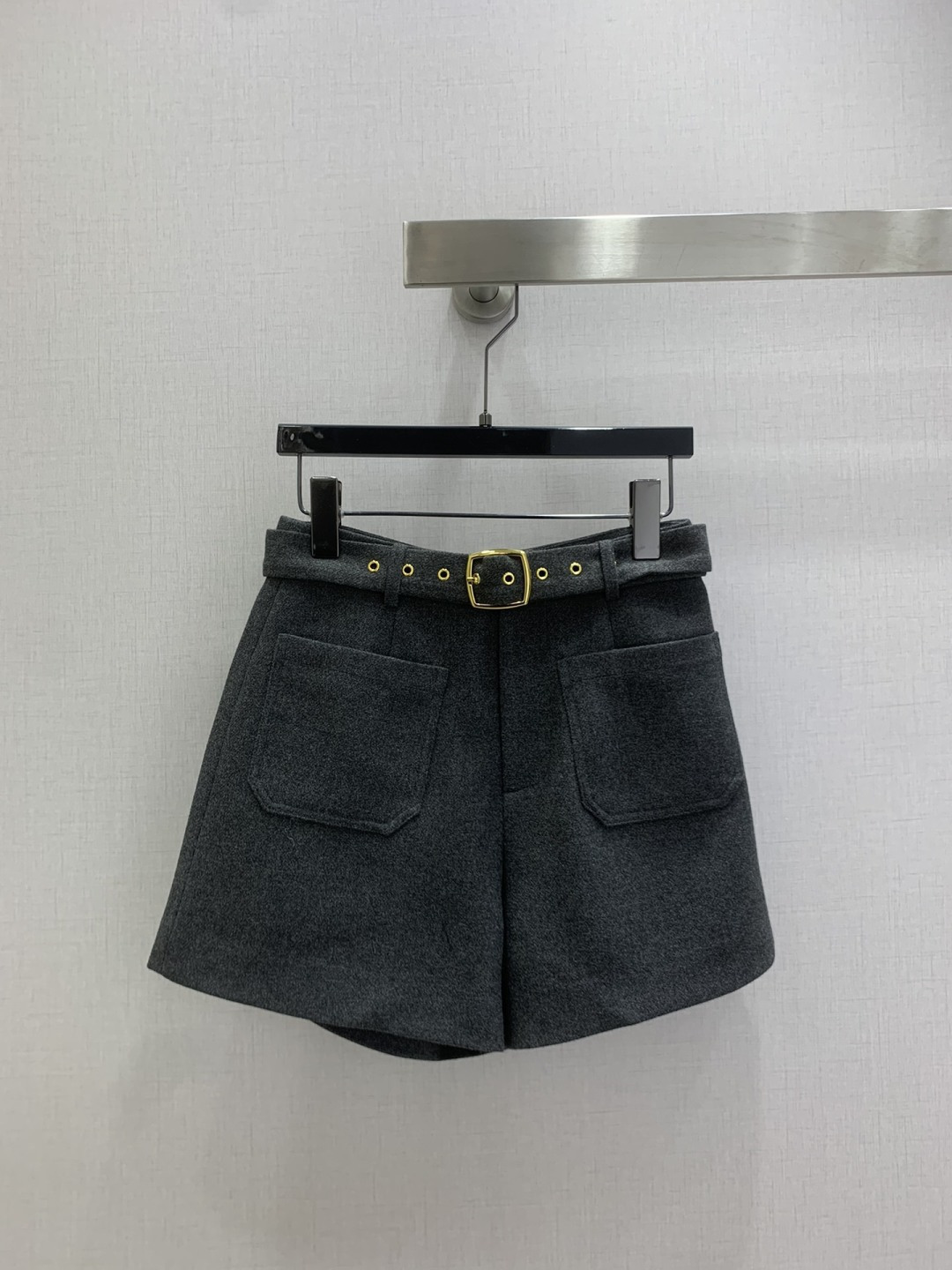 NO:588110,Highly recommended MIU*2025 new autumn and winter belted wool shorts, comfortable and versatile, easy to match, a rare one!  The quantity is limited, so be quick. Soft, delicate and stylish. A must-have!  Three colors SMLXL code high quality ABC,,miumiu,shorts,alexander wang19860909强烈推荐 MIU*2025秋冬新款 腰带羊毛短裤 舒适百搭 好搭配 不可多得的一款！数量有限要快 柔软细腻超有型 必备款！三个色 SMLXL码 高品质ABC,,miumiu,shorts,alexander wang,Women's clothing