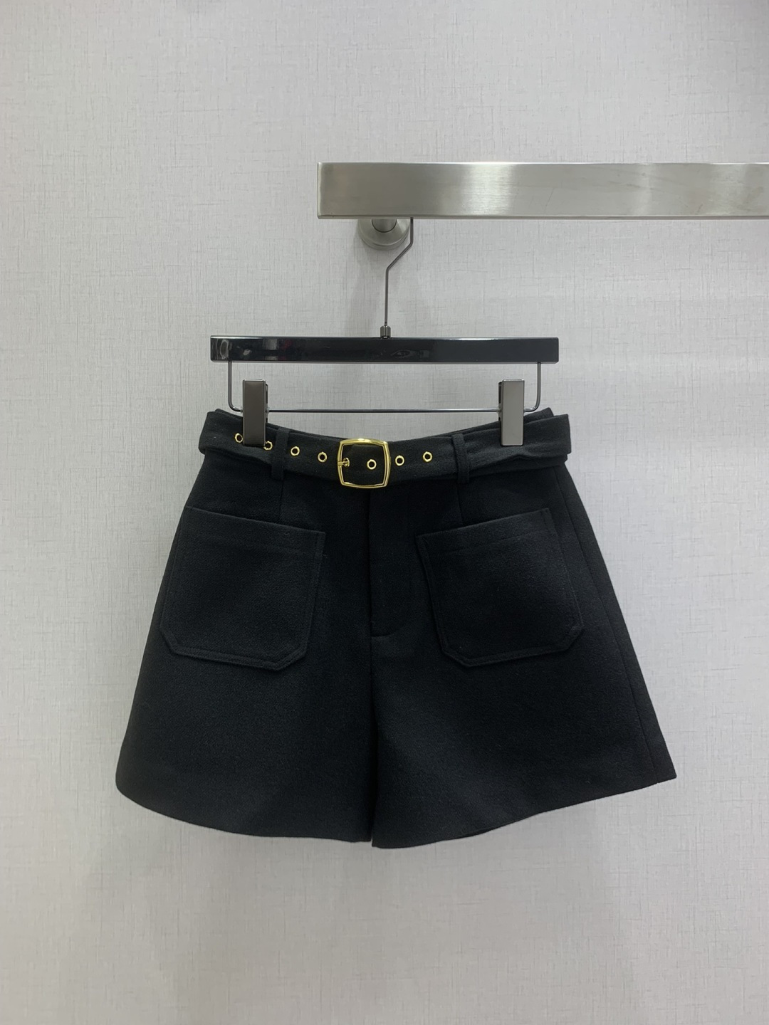 NO:588122,Highly recommended MIU*2025 new autumn and winter belted wool shorts, comfortable and versatile, easy to match, a rare one!  The quantity is limited, so be quick. Soft, delicate and stylish. A must-have!  Three colors SMLXL code high quality ABC,,miumiu,shorts,alexander wang19860909强烈推荐 MIU*2025秋冬新款 腰带羊毛短裤 舒适百搭 好搭配 不可多得的一款！数量有限要快 柔软细腻超有型 必备款！三个色 SMLXL码 高品质ABC,,miumiu,shorts,alexander wang,Women's clothing