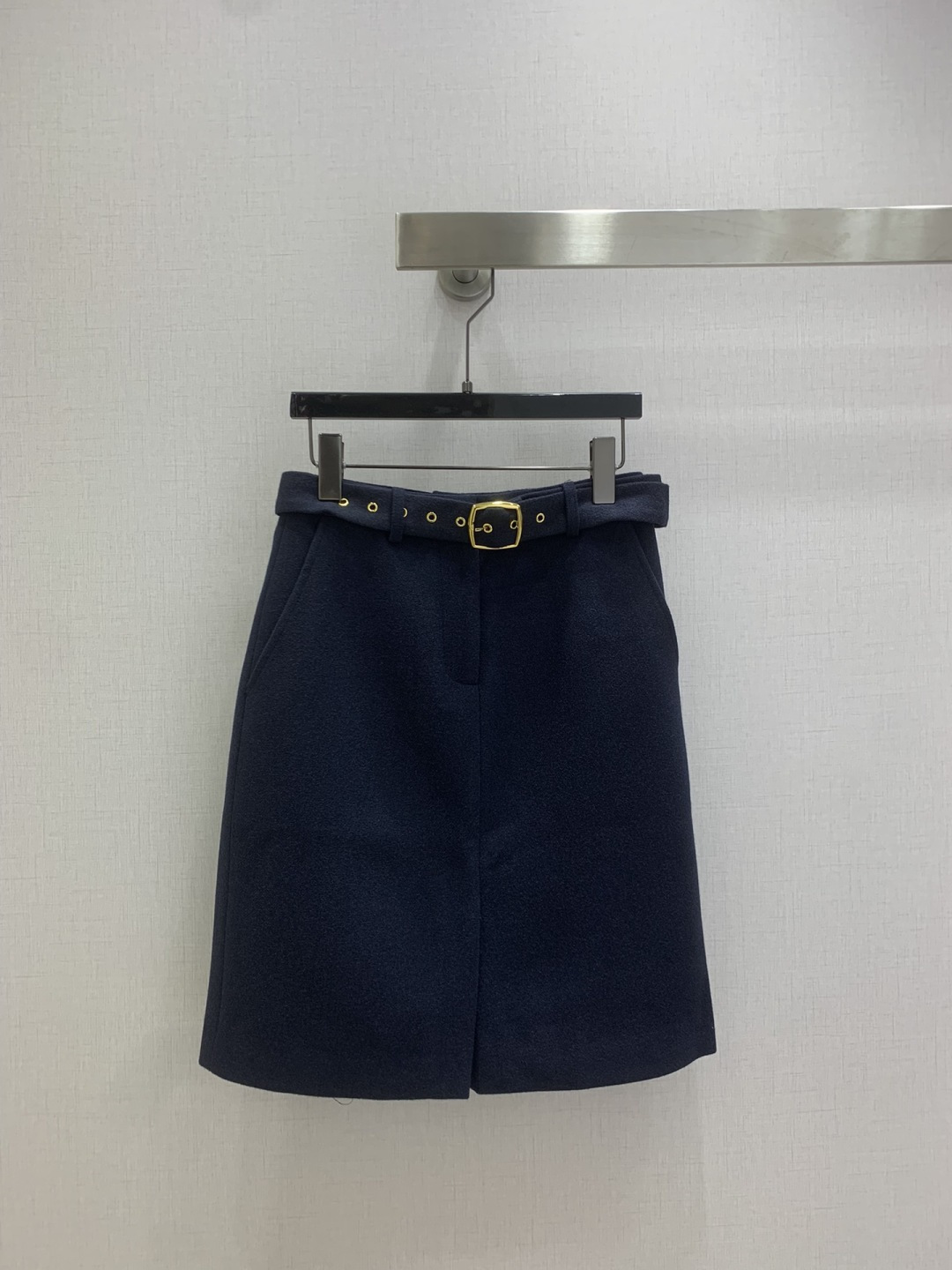 NO:588131,Highly recommended MIU*2025 new autumn and winter wool belt slit skirt, comfortable and versatile, easy to match, a rare one!  The quantity is limited, so be quick. Soft, delicate and stylish. A must-have!  Three colors, S MLXL code, high quality ABC,,miumiu,skirts,alexander wang19860909强烈推荐 MIU*2025秋冬新款 羊毛腰带开衩半裙 舒适百搭 好搭配 不可多得的一款！数量有限要快 柔软细腻超有型 必备款！三个色 S MLXL码 高品质ABC,,miumiu,skirts,alexander wang,Women's clothing