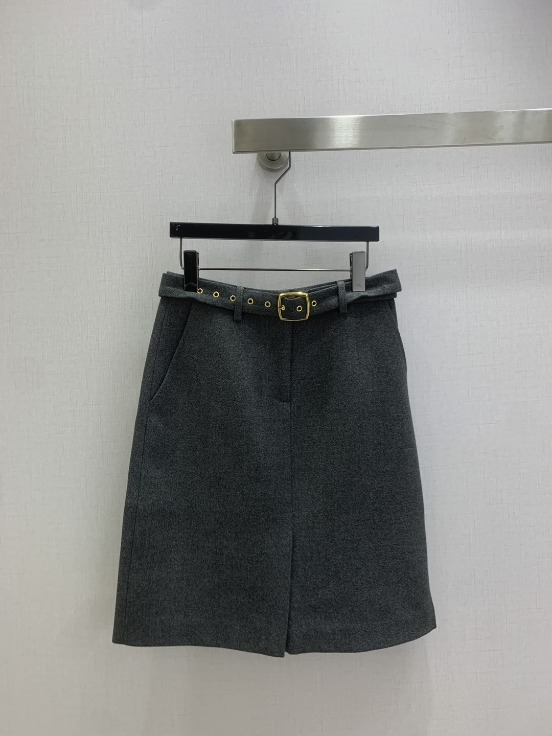 NO:588140,Highly recommended MIU*2025 new autumn and winter wool belt slit skirt, comfortable and versatile, easy to match, a rare one!  The quantity is limited, so be quick. Soft, delicate and stylish. A must-have!  Three colors, S MLXL code, high quality ABC,,miumiu,skirts,alexander wang19860909强烈推荐 MIU*2025秋冬新款 羊毛腰带开衩半裙 舒适百搭 好搭配 不可多得的一款！数量有限要快 柔软细腻超有型 必备款！三个色 S MLXL码 高品质ABC,,miumiu,skirts,alexander wang,Women's clothing