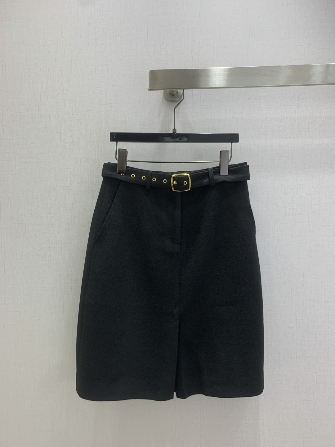 NO:588150,Highly recommended MIU*2025 new autumn and winter wool belt slit skirt, comfortable and versatile, easy to match, a rare one!  The quantity is limited, so be quick. Soft, delicate and stylish. A must-have!  Three colors, S MLXL code, high quality ABC,,miumiu,skirts,alexander wang19860909强烈推荐 MIU*2025秋冬新款 羊毛腰带开衩半裙 舒适百搭 好搭配 不可多得的一款！数量有限要快 柔软细腻超有型 必备款！三个色 S MLXL码 高品质ABC,,miumiu,skirts,alexander wang,Women's clothing