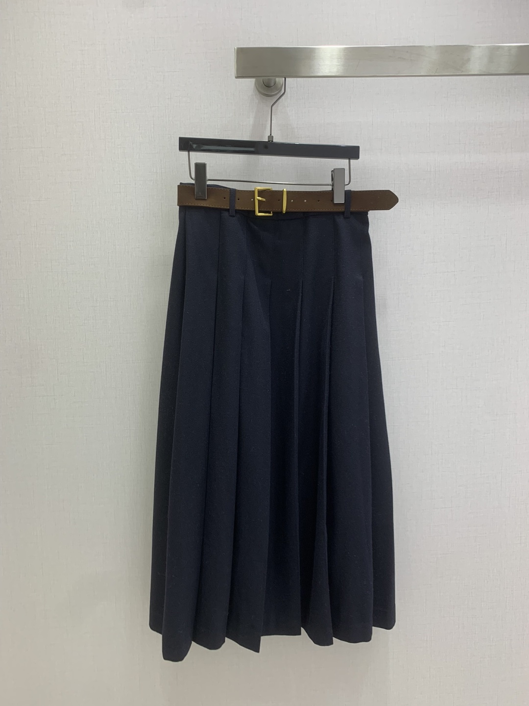 NO:588174,Highly recommended MIU*2025 new autumn and winter belt pleated long skirt, elegant high waist covering the crotch, 50% wool, comfortable and versatile, easy to match, a rare one!  The quantity is limited, so be quick. Soft, delicate and stylish. A must-have!  Two colors SMLXL code high quality ABC,,miumiu,skirts,alexander wang19860909强烈推荐 MIU*2025秋冬新款 腰带百褶长半裙 气质高腰遮胯 百分之50羊毛 舒适百搭 好搭配 不可多得的一款！数量有限要快 柔软细腻超有型 必备款！两个色 SMLXL码 高品质ABC,,miumiu,skirts,alexander wang,Women's clothing