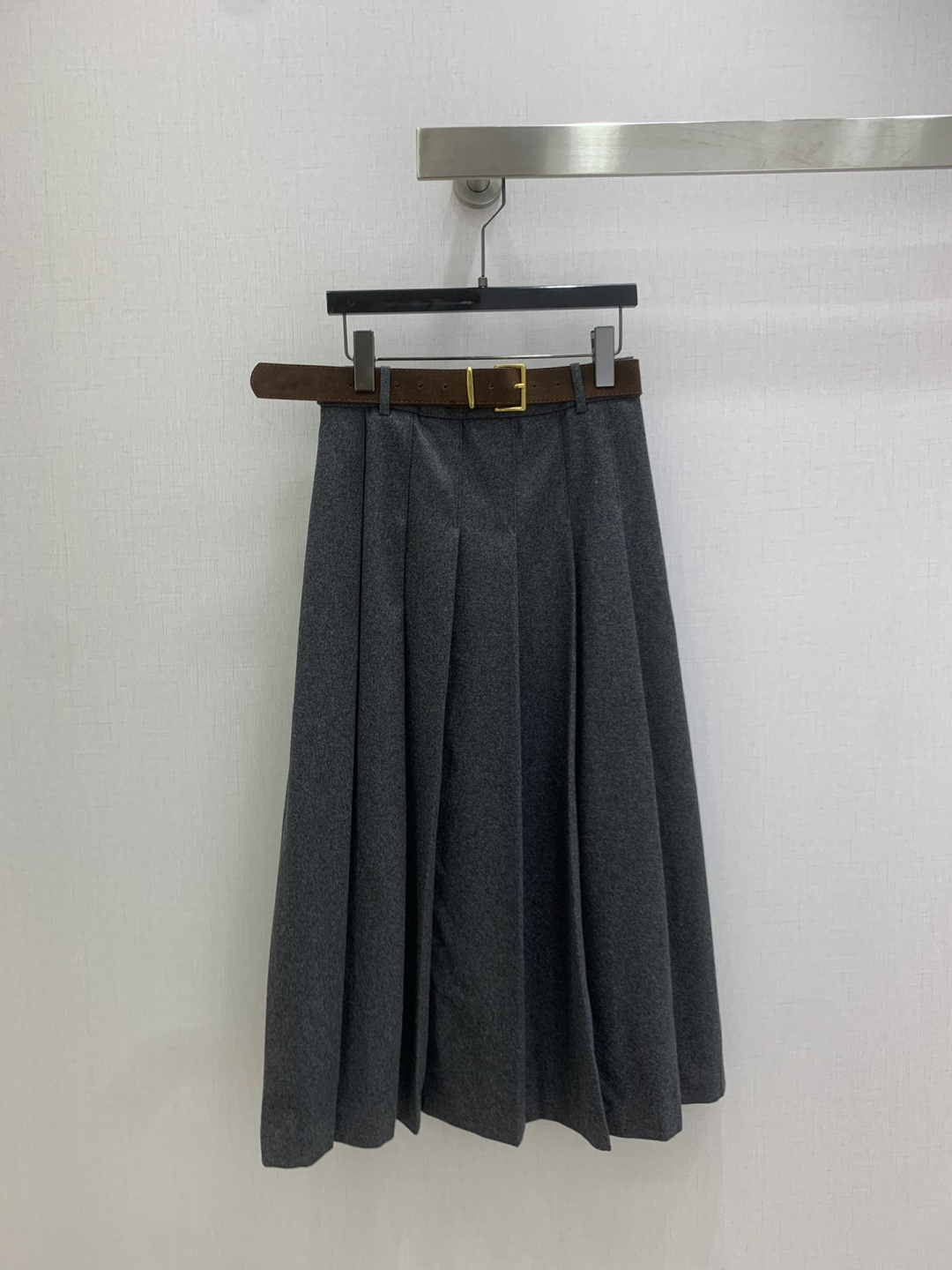 NO:588161,Highly recommended MIU*2025 new autumn and winter belt pleated long skirt, elegant high waist covering the crotch, 50% wool, comfortable and versatile, easy to match, a rare one!  The quantity is limited, so be quick. Soft, delicate and stylish. A must-have!  Two colors SMLXL code high quality ABC,,miumiu,skirts,alexander wang19860909强烈推荐 MIU*2025秋冬新款 腰带百褶长半裙 气质高腰遮胯 百分之50羊毛 舒适百搭 好搭配 不可多得的一款！数量有限要快 柔软细腻超有型 必备款！两个色 SMLXL码 高品质ABC,,miumiu,skirts,alexander wang,Women's clothing