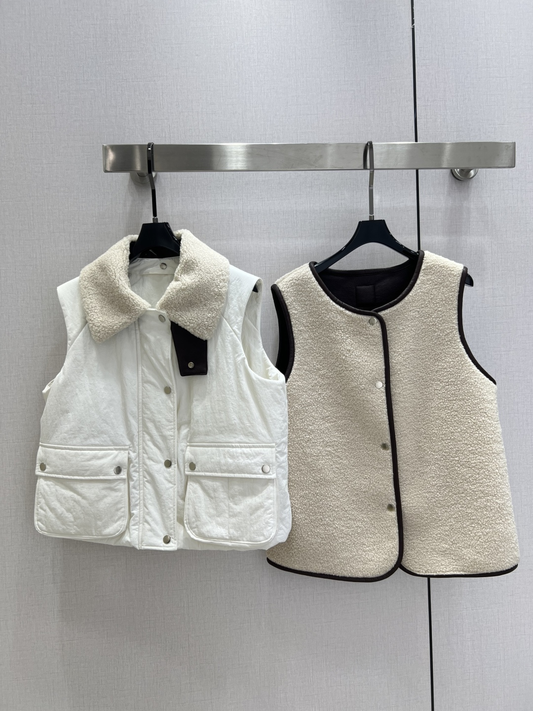 NO:588057,Highly recommended LOE*2025 new autumn and winter two-piece vest jacket, multiple ways to wear, classic and stylish, with its own aura, the texture of the fabric is very nice, fashionable and high-end, the color is super positive, the upper body is white and slim, it has a cool and handsome series, the upper body is full of aura when walking, the length is just right, easy to control, two colors, SMLXL code, high quality ABC,,loewe,jackets & coats,alexander wang19860909强烈推荐 LOE*2025秋冬新款 两件套马甲外套 多种穿法 经典又有型 自带气场 面料质感很奈斯 时髦又高级 颜色超级正 上身显白又显瘦 自带酷帅感的系列 走路都带风上身气场全开 长度恰到好处 轻松驾驭 两个色 SMLXL码 高品质ABC,,loewe,jackets & coats,alexander wang,Women's clothing