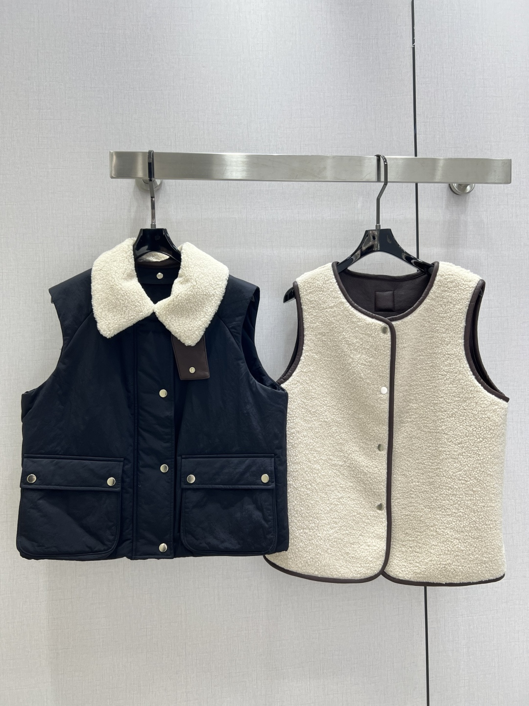 NO:588071,Highly recommended LOE*2025 new autumn and winter two-piece vest jacket, multiple ways to wear, classic and stylish, with its own aura, the texture of the fabric is very nice, fashionable and high-end, the color is super positive, the upper body is white and slim, it has a cool and handsome series, the upper body is full of aura when walking, the length is just right, easy to control, two colors, SMLXL code, high quality ABC,,loewe,jackets & coats,alexander wang19860909强烈推荐 LOE*2025秋冬新款 两件套马甲外套 多种穿法 经典又有型 自带气场 面料质感很奈斯 时髦又高级 颜色超级正 上身显白又显瘦 自带酷帅感的系列 走路都带风上身气场全开 长度恰到好处 轻松驾驭 两个色 SMLXL码 高品质ABC,,loewe,jackets & coats,alexander wang,Women's clothing