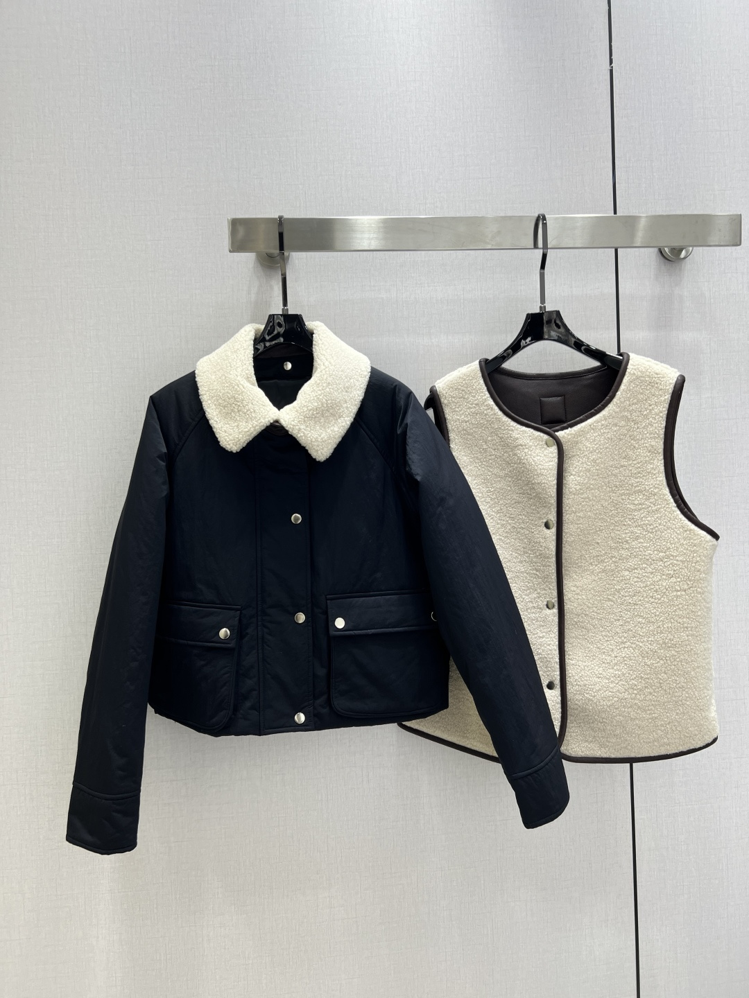 NO:588216,Highly recommended LOE* 2025 new autumn and winter two-piece long-sleeved jacket, multiple ways to wear, classic and stylish, with its own aura, the fabric texture is very nice, fashionable and high-end, the color is super positive, the upper body is white and slim, it has a cool and handsome series, the upper body is full of aura when walking, the length is just right, easy to control, two colors, SMLXL code, high quality ABC,,loewe,jackets & coats,alexander wang19860909强烈推荐 LOE*2025秋冬新款 两件套长袖外套 多种穿法 经典又有型 自带气场 面料质感很奈斯 时髦又高级 颜色超级正 上身显白又显瘦 自带酷帅感的系列 走路都带风上身气场全开 长度恰到好处 轻松驾驭 两个色 SMLXL码 高品质ABC,,loewe,jackets & coats,alexander wang,Women's clothing